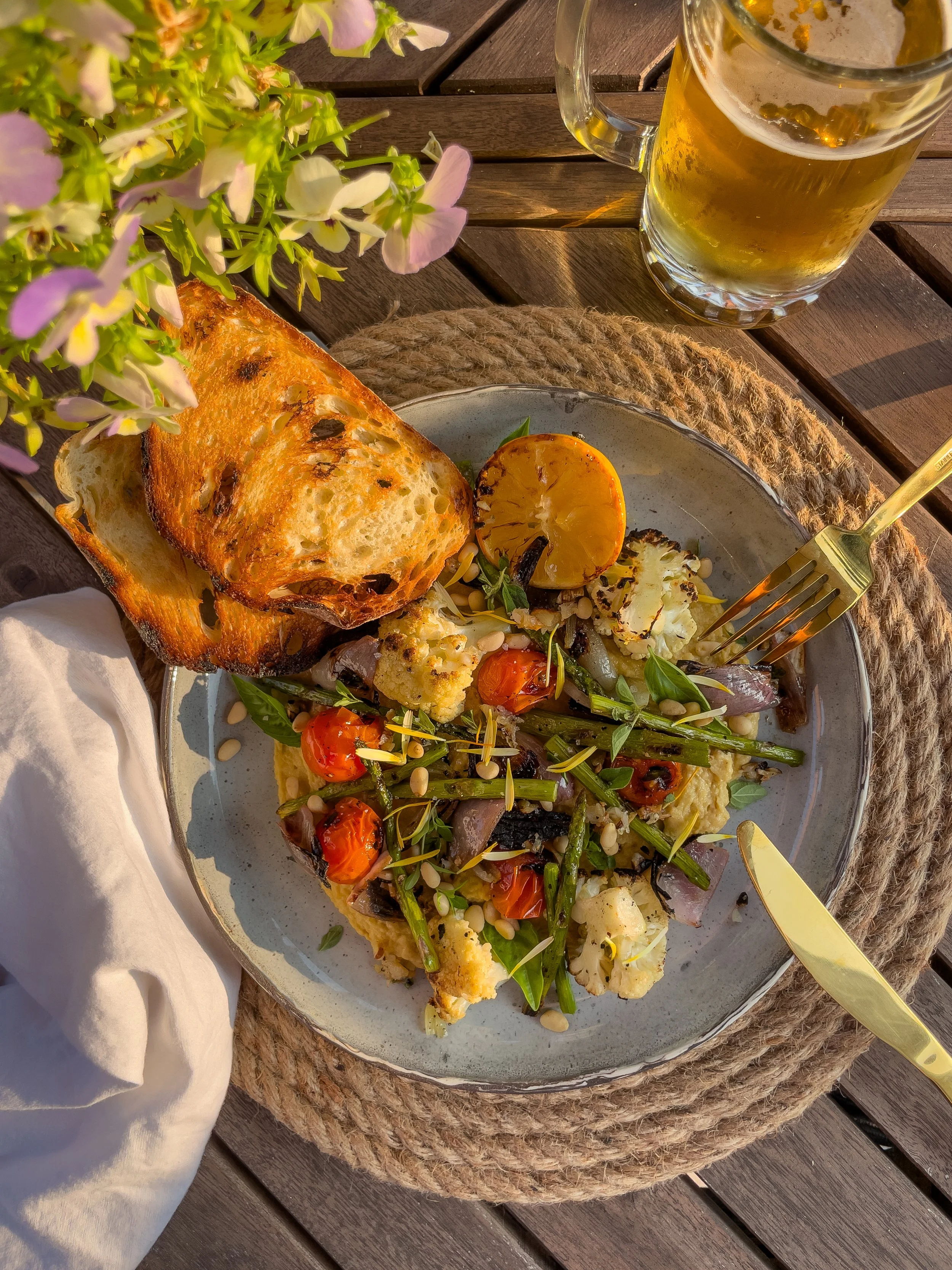 assiette-houmous-repas-legumes-grilles