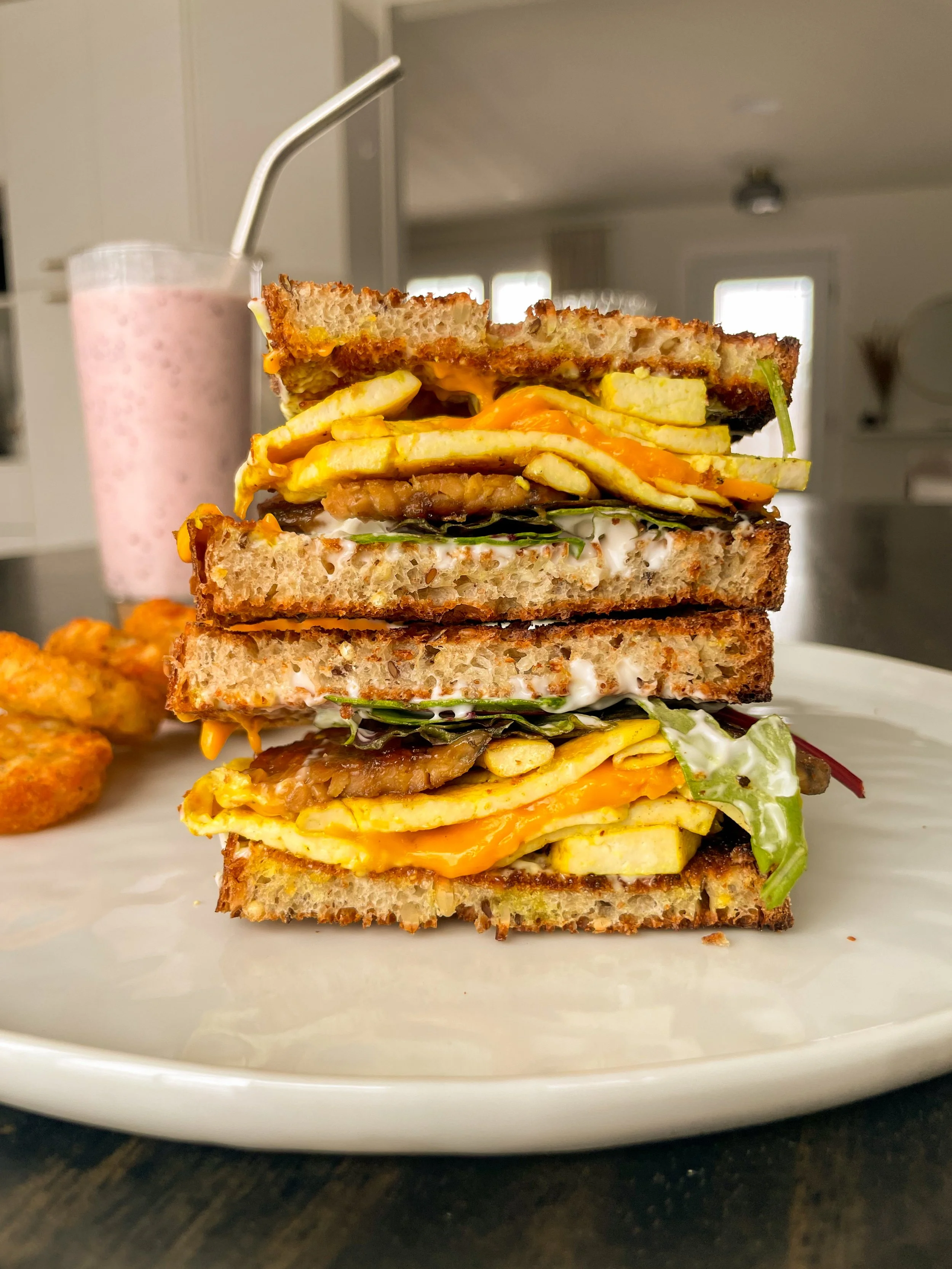 sandwich-dejeuner-de-tofu-oeuf-sandwich-matin-vegetalien