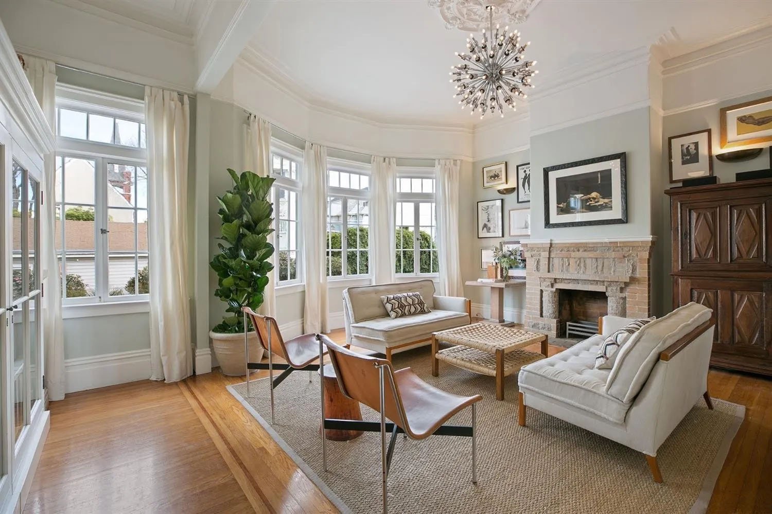 Upstairs living room 1.jpg