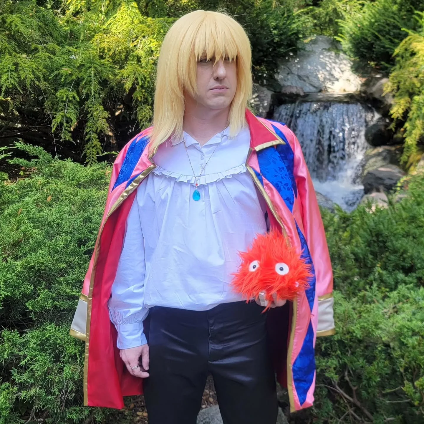 Who wears it better? Hehe😏
Lets be real...I just wanted to wear it too lmao
#cosplay #cosplayersofinstagram #disabledcosplayer #howlcosplay #howlsmovingcastle