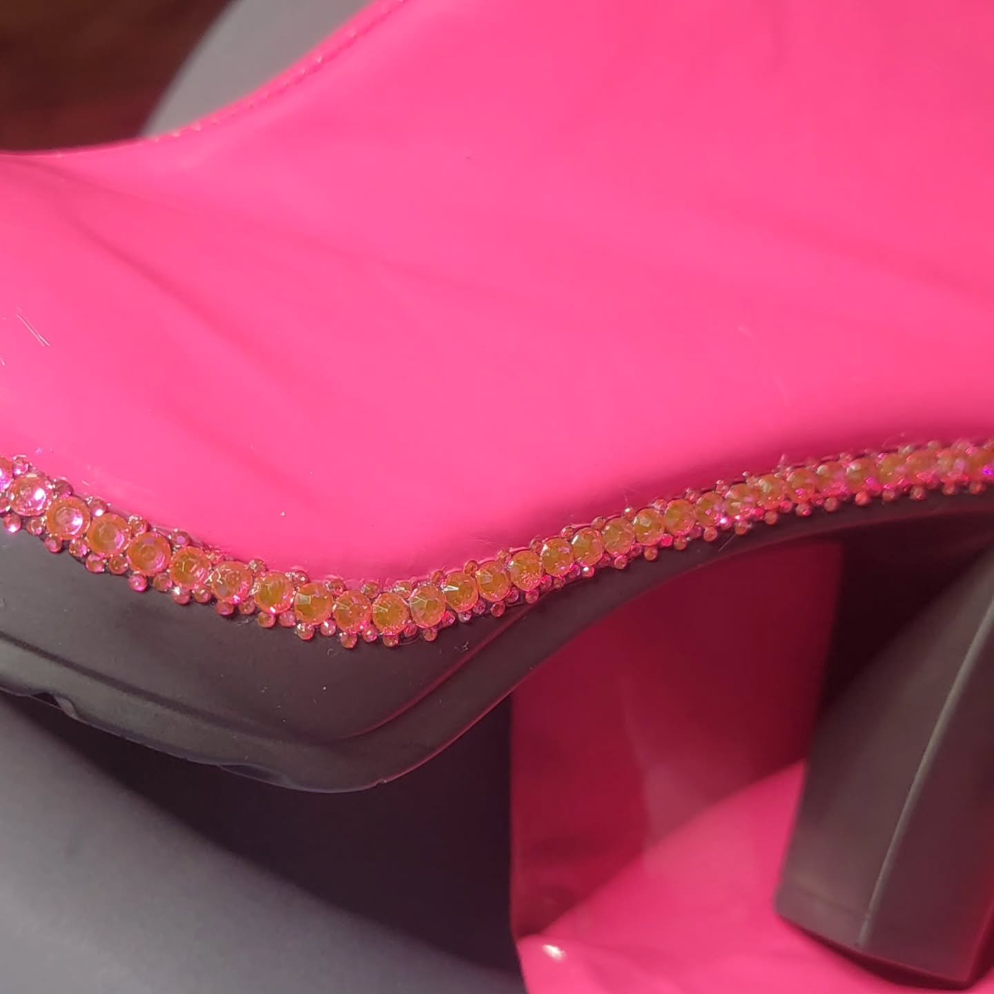 You thought I'd stop at beading WRONG! Gimme them rhinestones, babee!

Deatils are hard, but details are fun 😈

Hi, yes, im a monster 😘

#cosplay #cosplayersofinstagram #disabledcosplayer #rhinestones #cosplayshoes