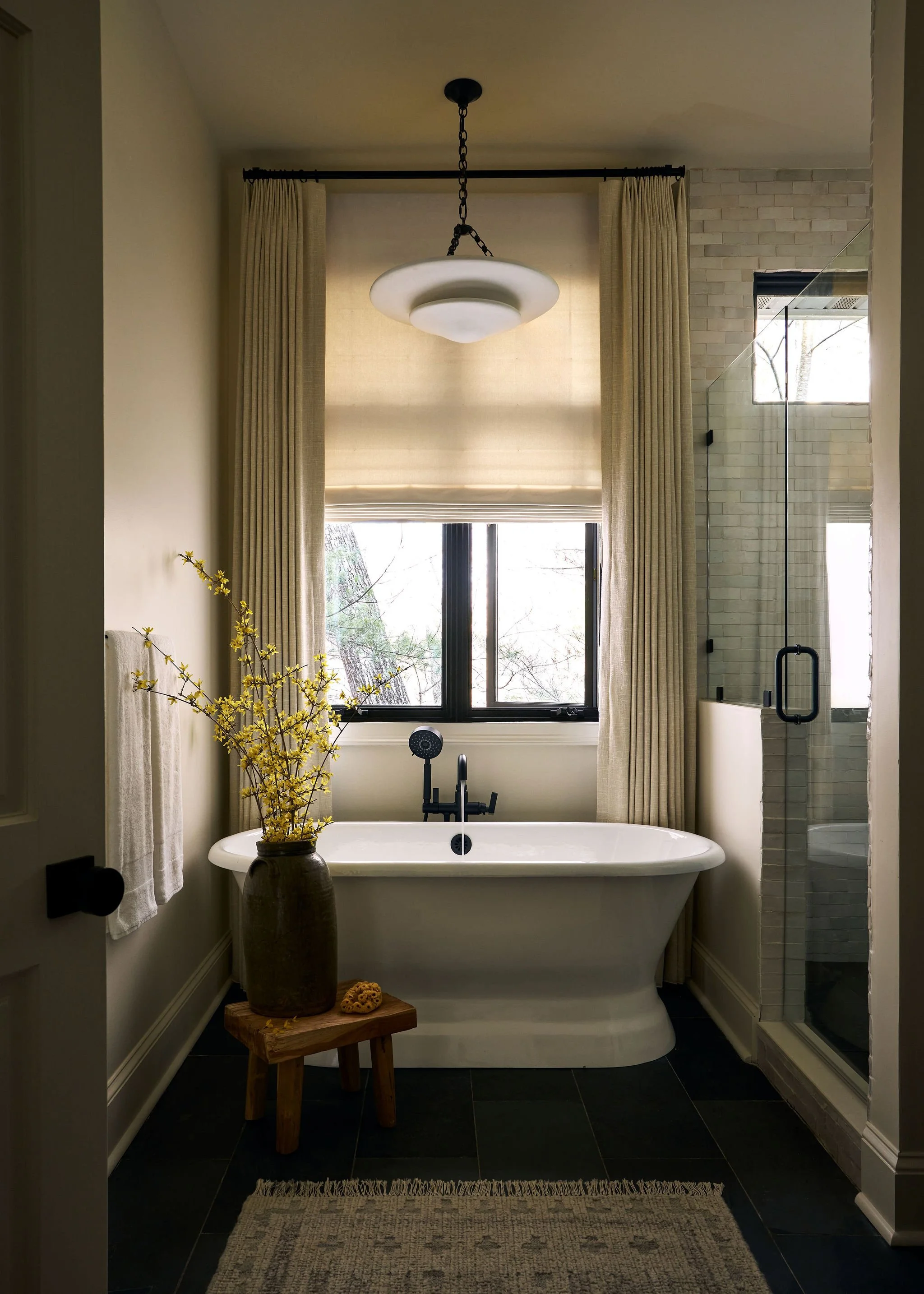 HDC_LakeBurton-Russell_SecondaryBath_01-water.jpg
