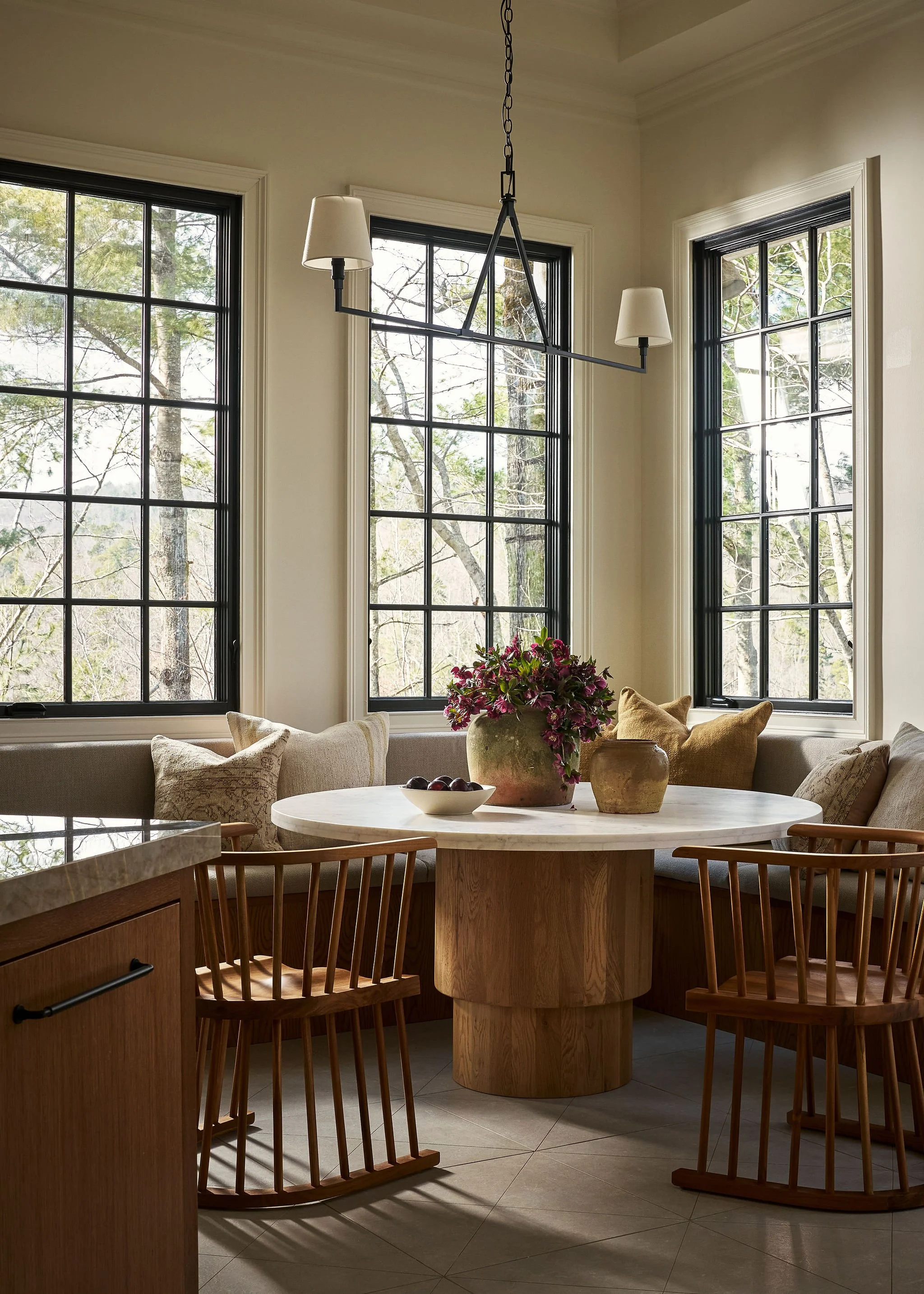 HDC_LakeBurton-Russell_BkfastNook_02.jpg