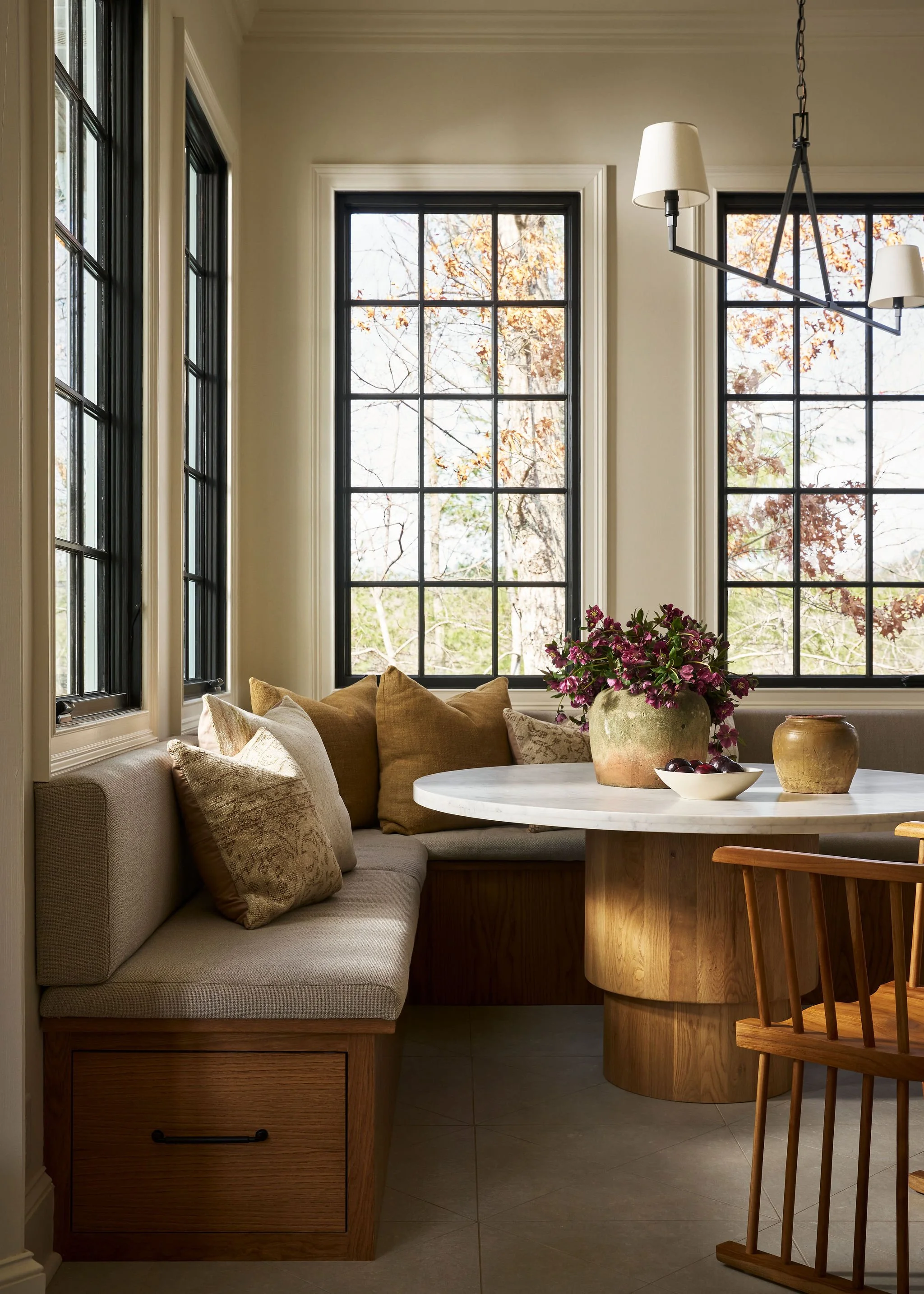 HDC_LakeBurton-Russell_BkfastNook_01.jpg