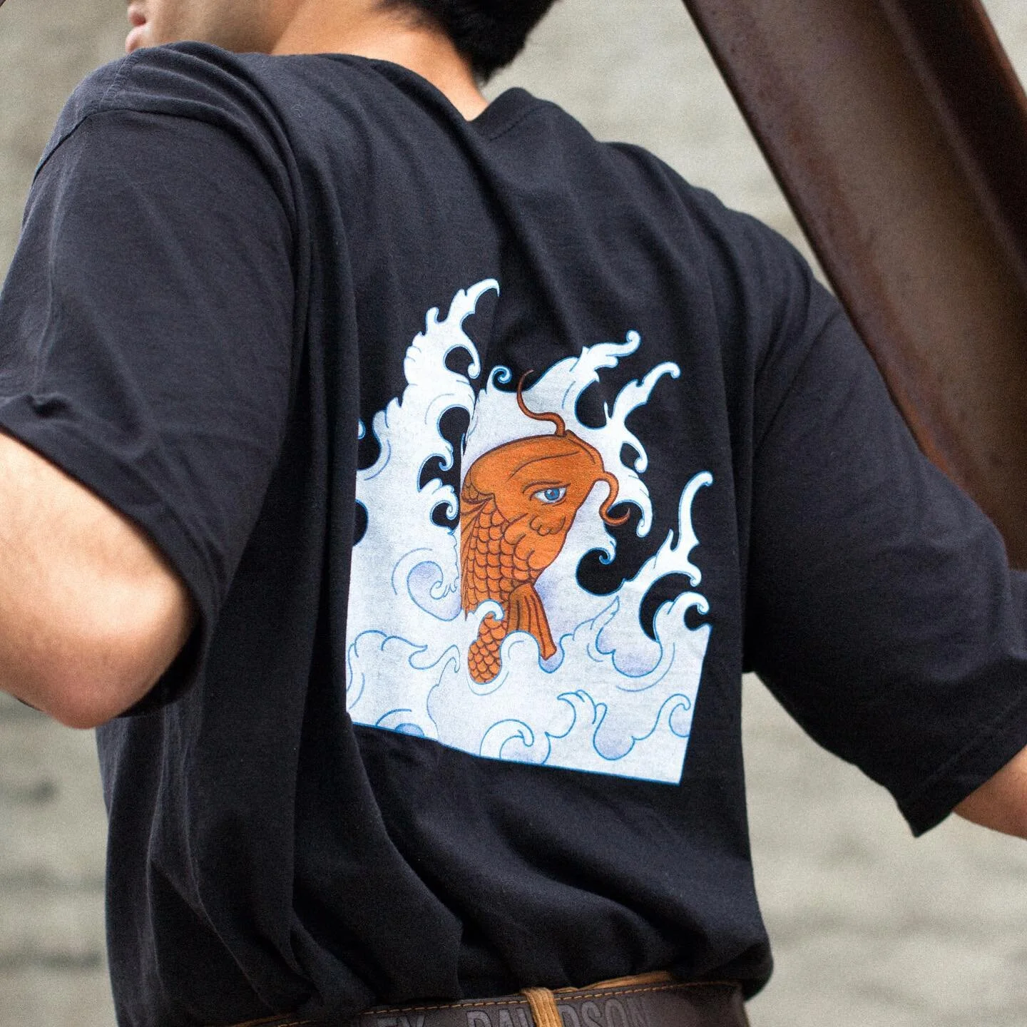 En sur liten koifisk blant hokkusai-inspirerte b&oslash;lger for @wizardcompany (2020)