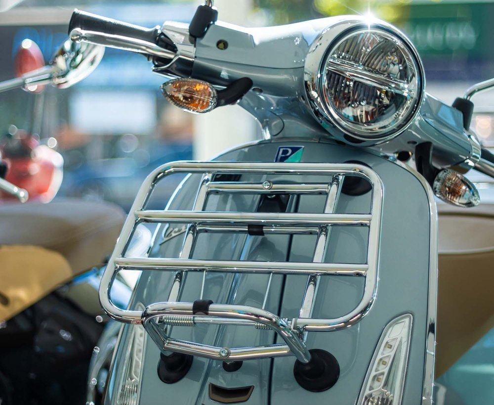 baby-blue-vespa-parked-in-vespa-los-angeles-virtual-showroom.jpg
