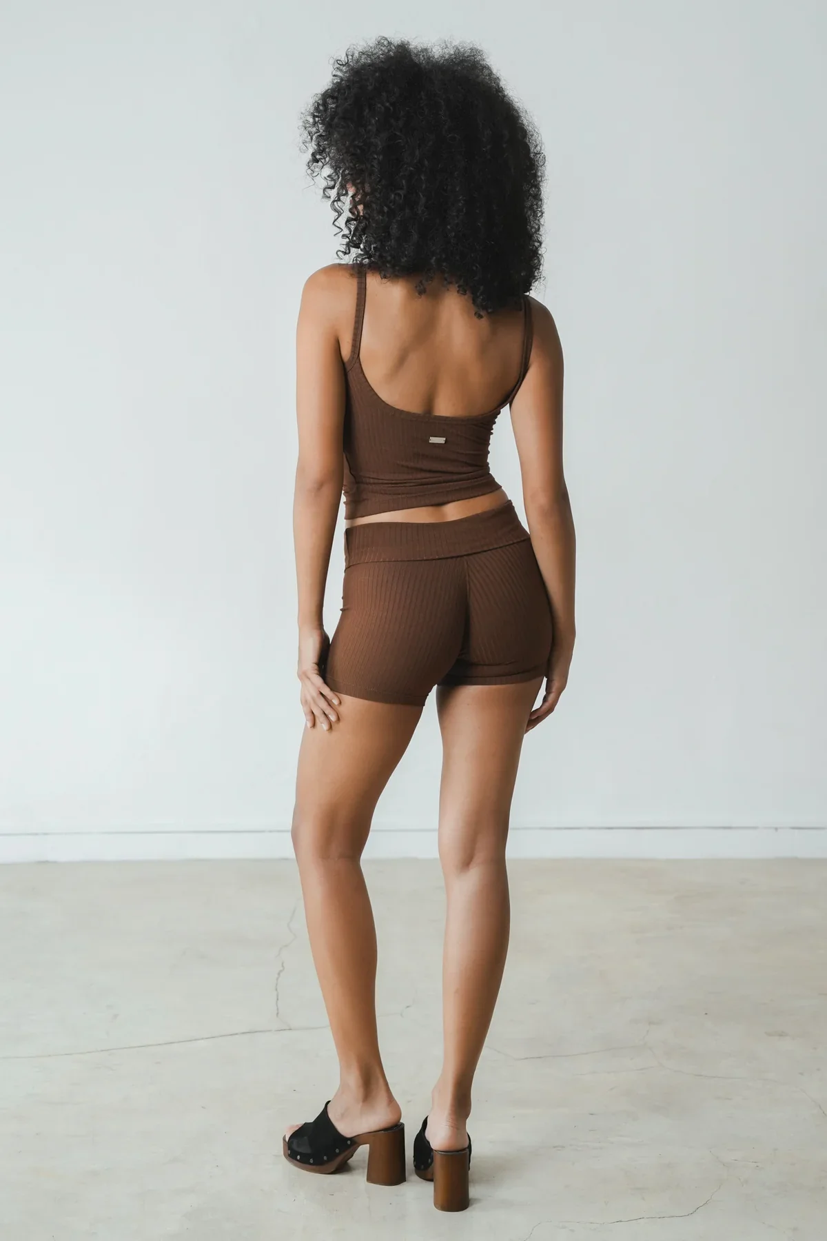 Rib_Chocolate_Singlet_2.0_Shorts_3.webp