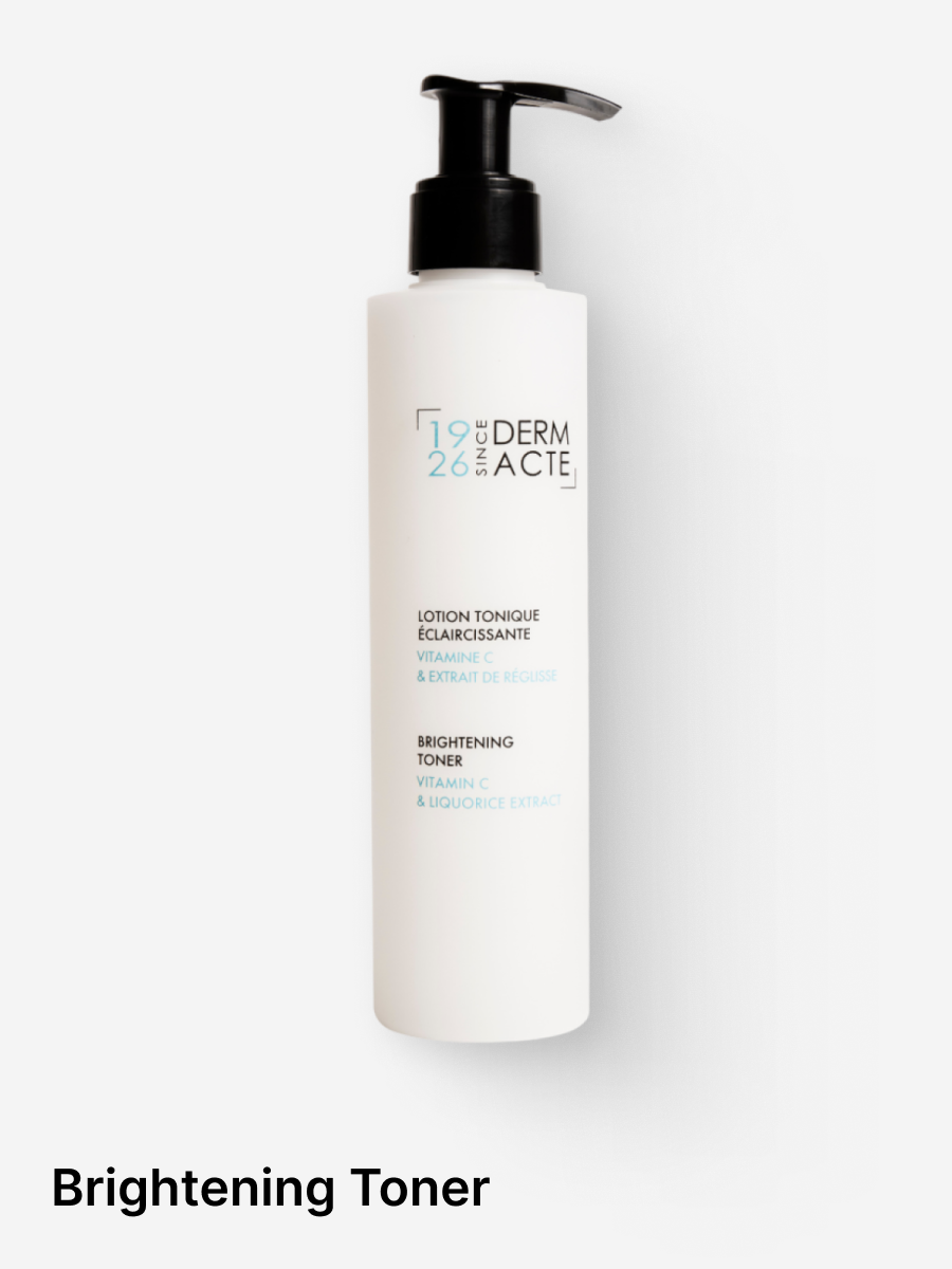 This Brightening Toner, which is Dye-free, completes the skin cleansing and tonifies. Infused with powerful ingredients such as vitamin C and licorice extract, this toner helps reduce the appearance of pigmentation spots and brightens the complexion.