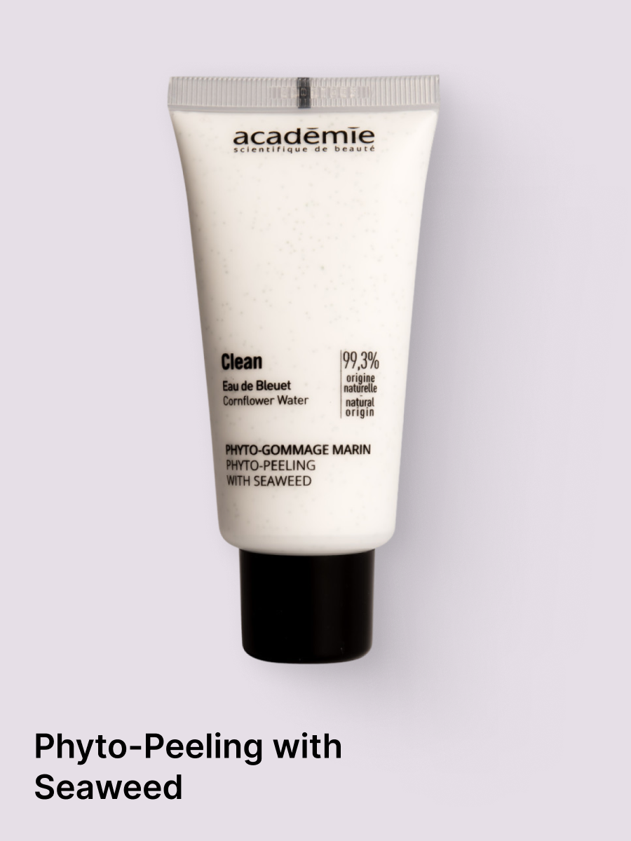 Infused with organic cornflower water with soothing and toning properties, this exfoliating scrub revitalizes the skin and brightens the complexion by removing dead skin cells from the skin's surface. Cleansed of impurities, skin regenerates and glow