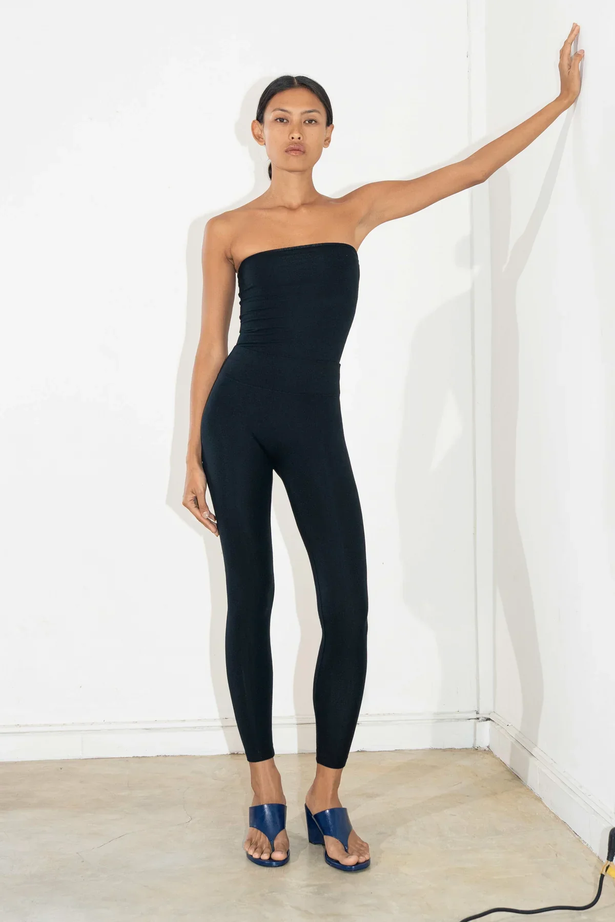 Black_Beso_Tube_Top_Linea_leggings_2.webp