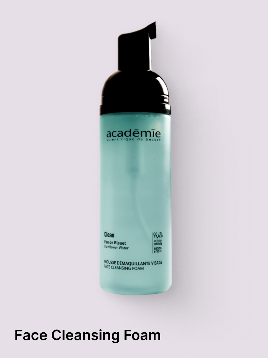 In addition to being infused with invigorating organic cornflower extract, our cleansing foam features an ultra-gentle cleansing base. A combination that transforms this lagoon-blue lotion into a creamy, airy foam with soothing properties to gently r