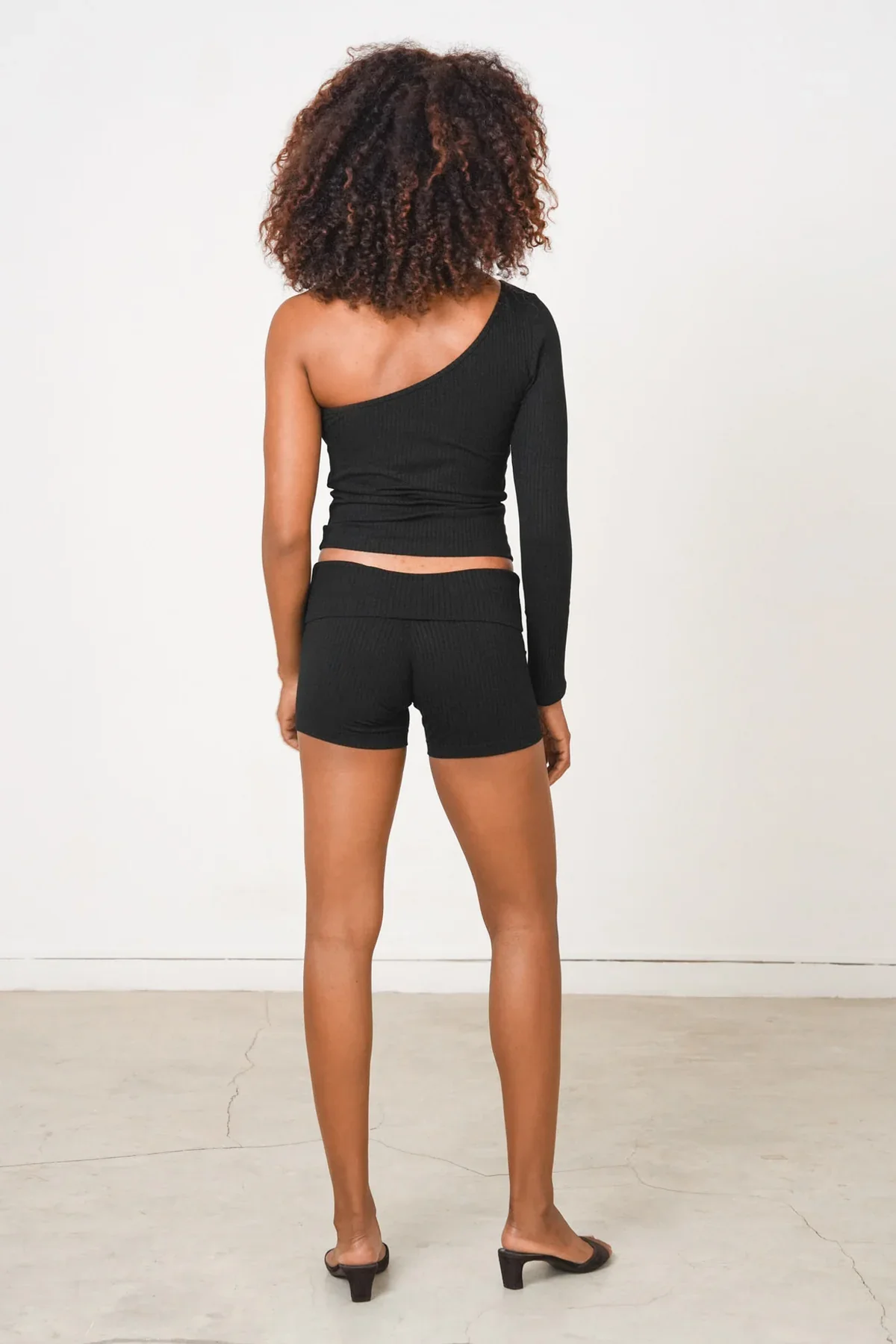 One_Sleeve_Shorts_Black_4.webp