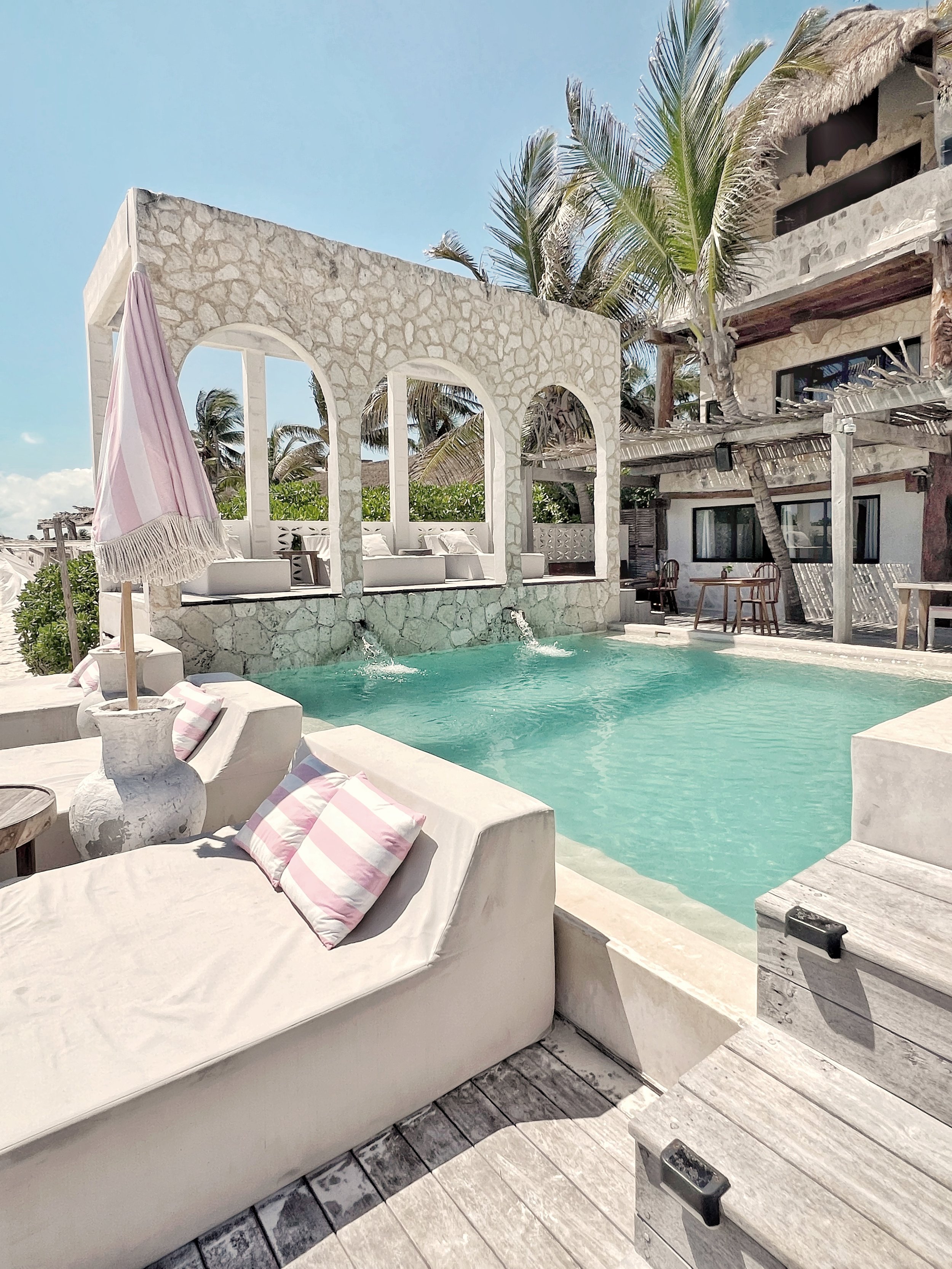 chica-pool-beachclub.jpeg