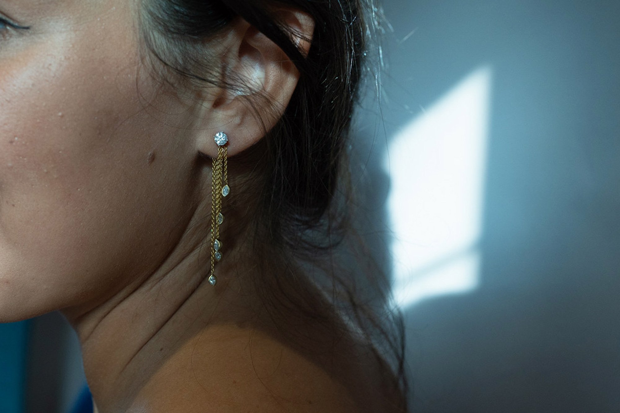 female-close-up-wearing-gold-diamond-earring-02.jpg