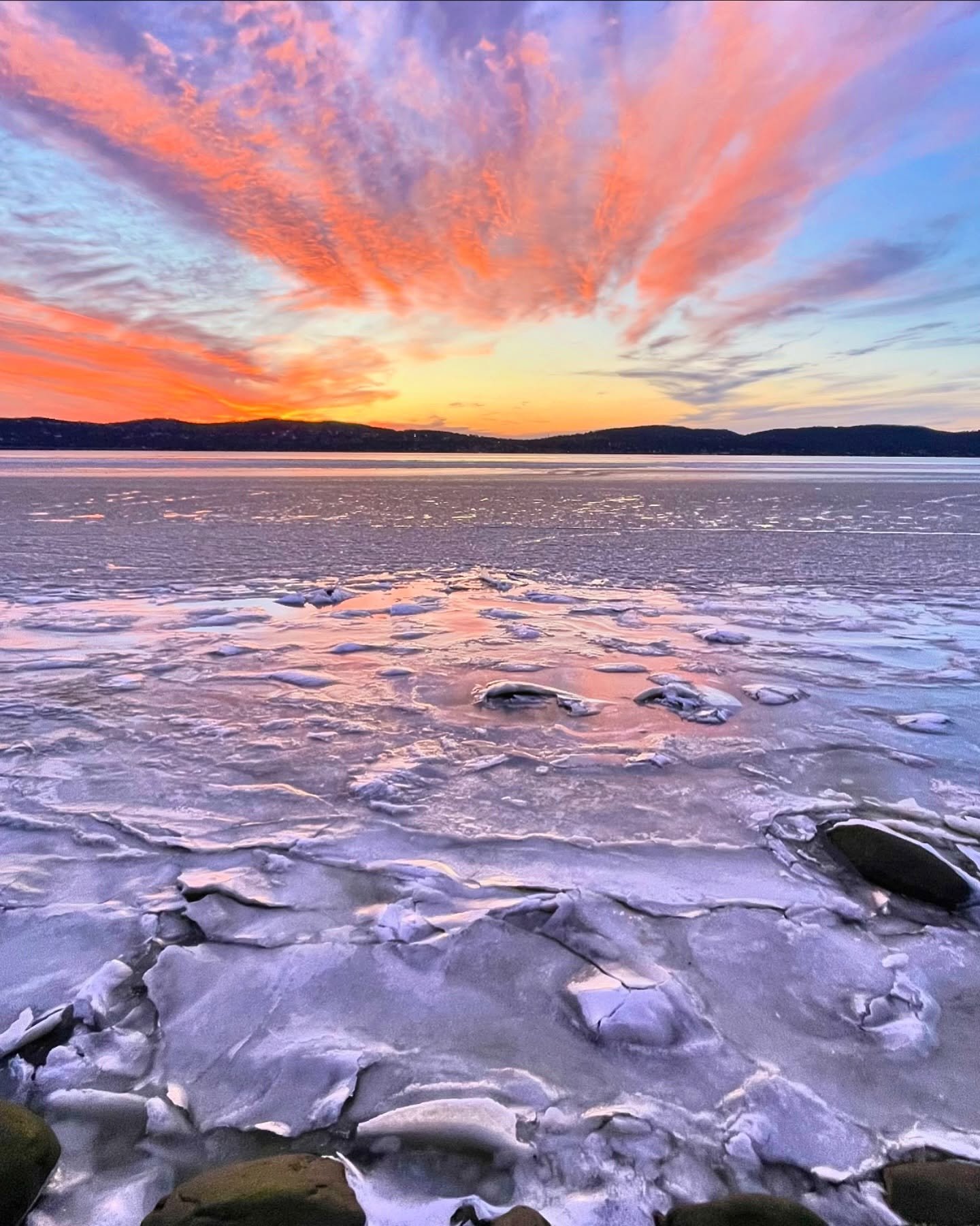 The winter skies over the Hudson never cease to amaze. Looking forward to the &ldquo;warmer&rdquo; weather this week! ❄️☀️
&bull;
&bull;
#SleepyHollowNy #hudsonriver #westchesterny #winter #sunset #sky #sleepyhollow #hudsonvalley #brr