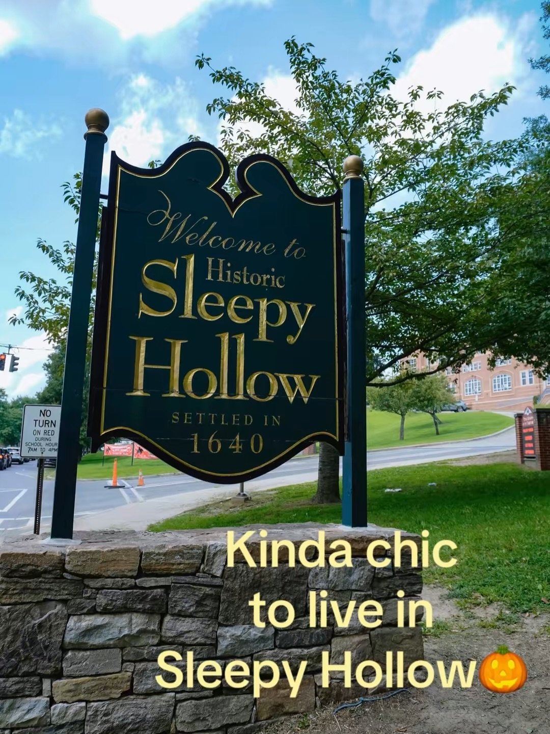 It&rsquo;s kinda chic to live in Sleepy Hollow, New York 🖤 from the spooky season lore to the picturesque parks, amazing views of the Tappan Zee Bridge, incredible restaurants, and sunset walks along the riverwalk - this little corner of Westchester