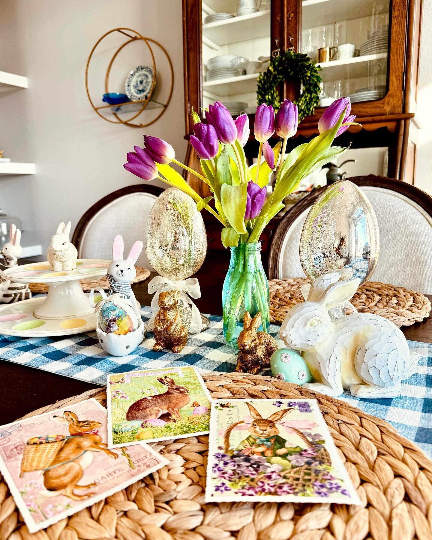 🥕🌼🐰🌼🥕Welcome to the FLOWER LOVIN&rsquo; FRIENDS Decor Engagement Tour! 

🌼&rdquo;Spring adds new life and new joy to all that is.&rdquo; Jessica Harrelson 

Hi Friends!
Tulip blossoms and Bunnies make me happy!
🌷🐰
I hope they do you too!
Enjo