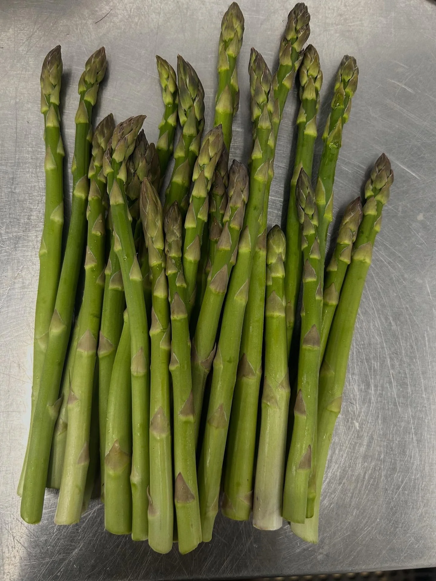 It’s about seasonality…..and all things local.
We are super-excited to have Bay Creek Produce join our band of awesome local producers. Situated at Mongans Bridge in the Kiewa Valley, they grow sublime asparagus. The asparagus season in