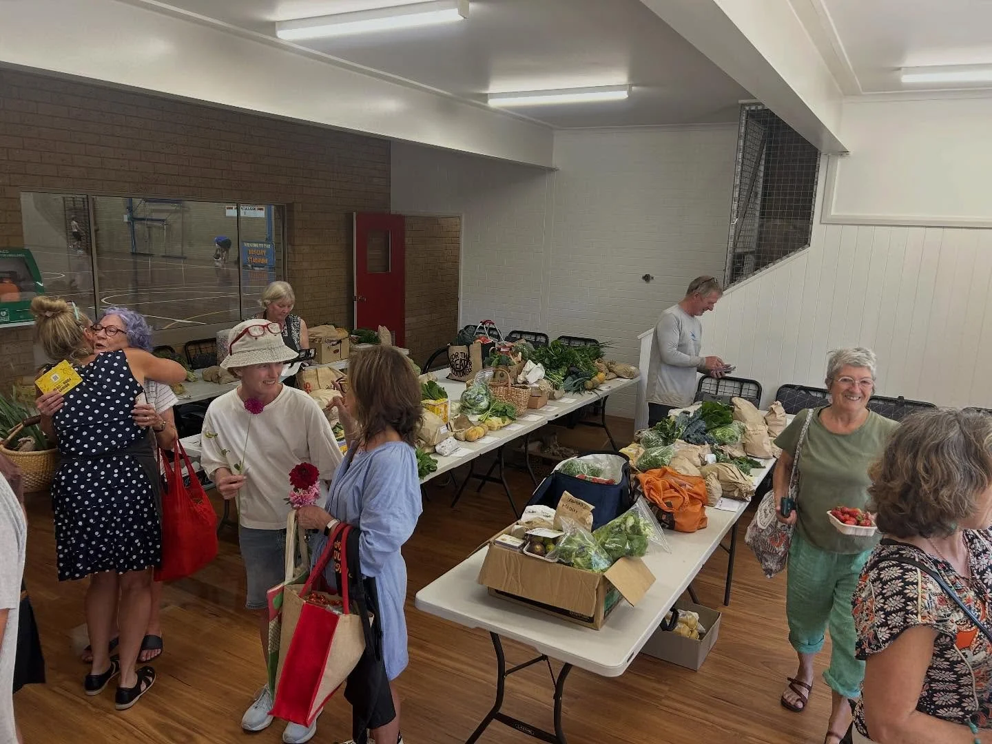 Another super busy one last week at the co-op with yet another record week for online orders!
 
The shop is open now with all the beautiful flavoursome local produce, collected and sorted by our awesome volunteers and ready for your collection Thursd
