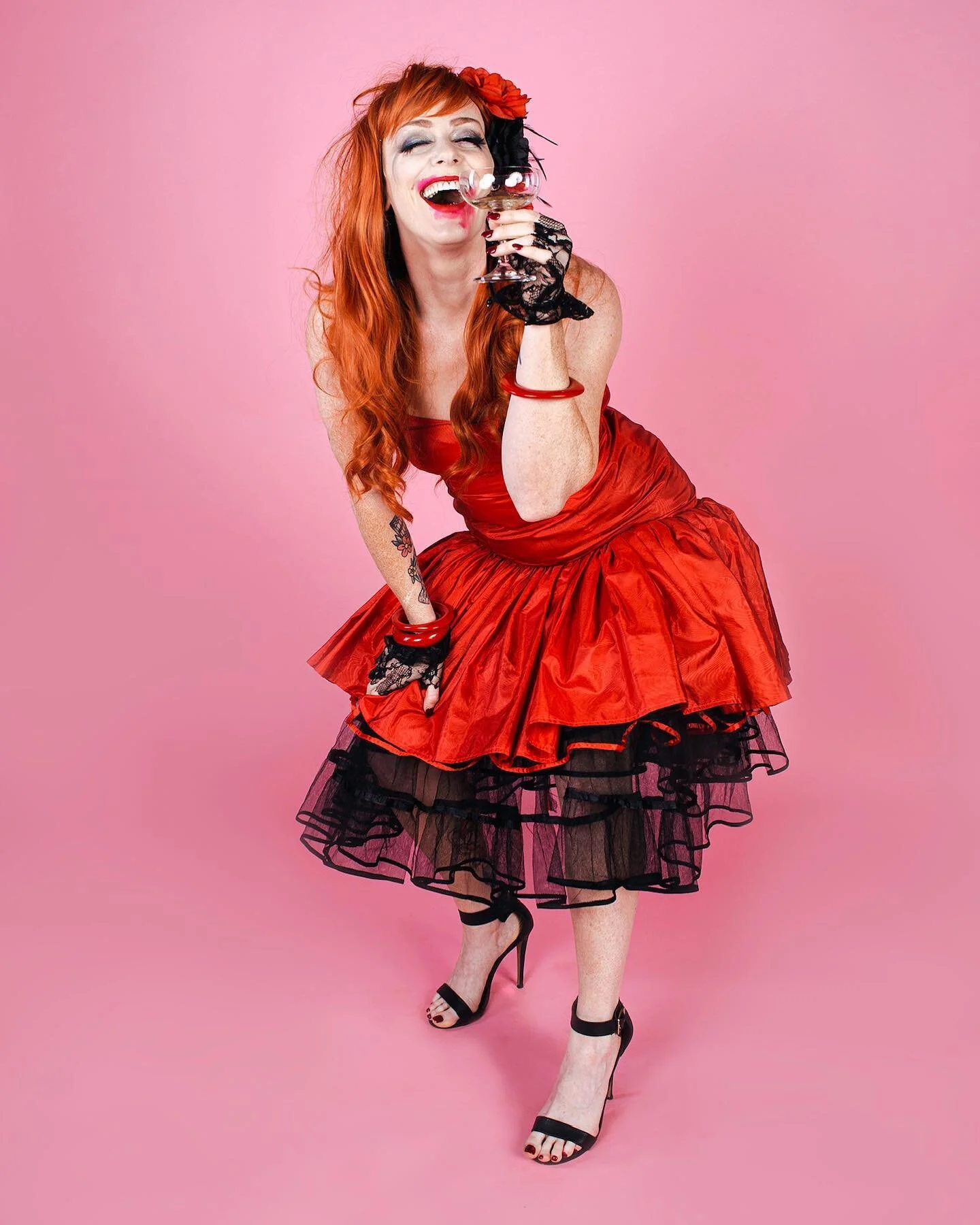 🫠 Apparently there are only 81 days till Xmas. Pass me the bottle love 😵&zwj;💫

📸- @winter_greene 

#drunkauntie #motivationalquotes #foxymoron #timeflies #ladyinred💃 #champagnelifestyle