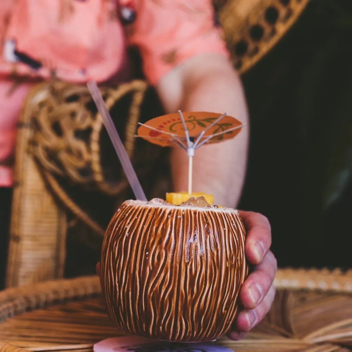 A retro 70s tropical cocktail bar in Victoria that you CAN'T miss out on! 🍹 With a non-alcoholic drink menu that beats most in Canada, they've thoughtfully curated their drinks to ensure they taste as good as they look. For a taste of the tropics, y