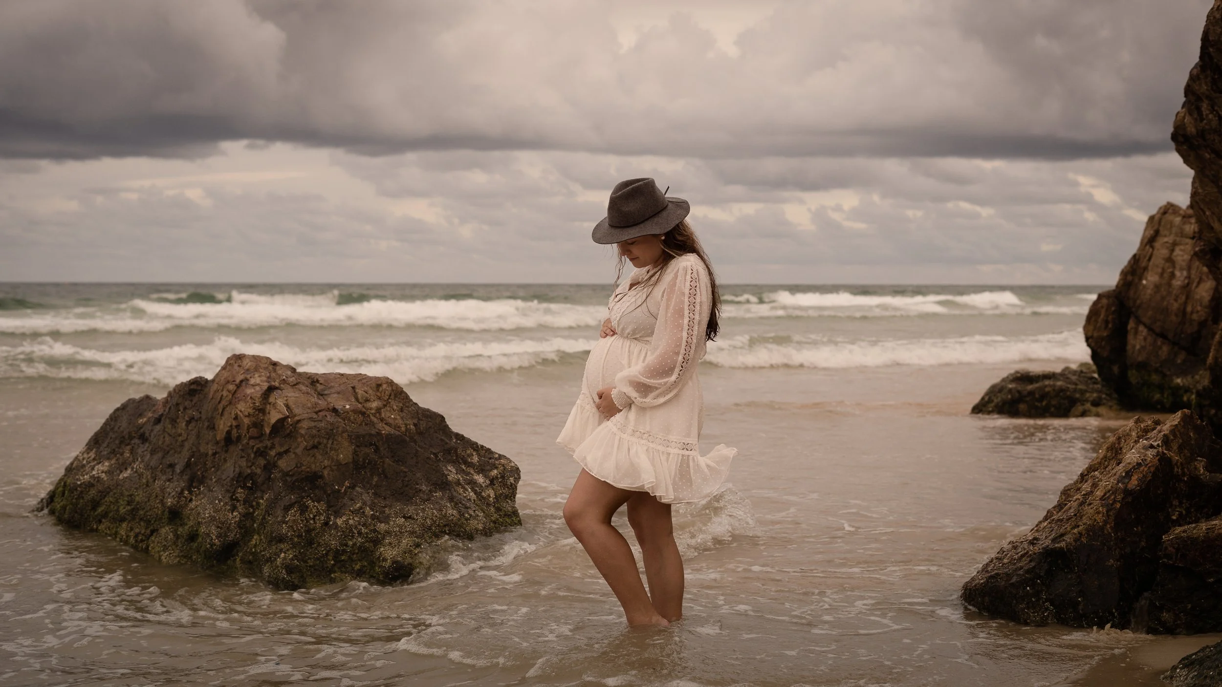 MATERNITY PHOTOGRAPHY, GOLD COAST BEACH. BABY NEW BORN PHOTO. SPECIAL MEMORIES