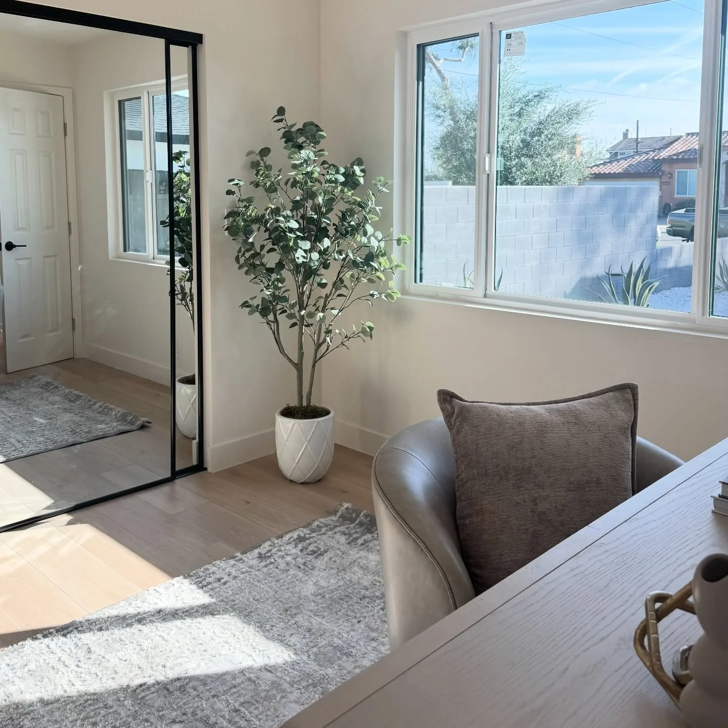 A cozy reset for the year ahead &mdash; where ideas can grow and goals feel within reach. ✨

#homestaging #office #staging #homedecor #homestyle