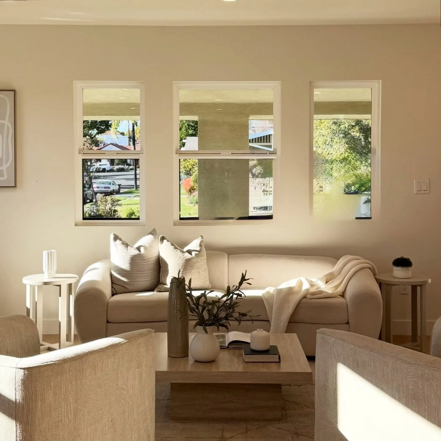 Perfect natural light, soft textures, and a calm palette of light beige and whites &mdash; staging that feels effortless, elevated, and timeless. ✨

#home #homestyle #homedecorating #decoration #decor