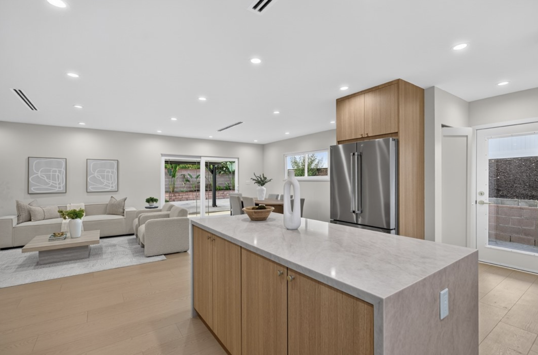 10211 Roscoe, Sun Valley