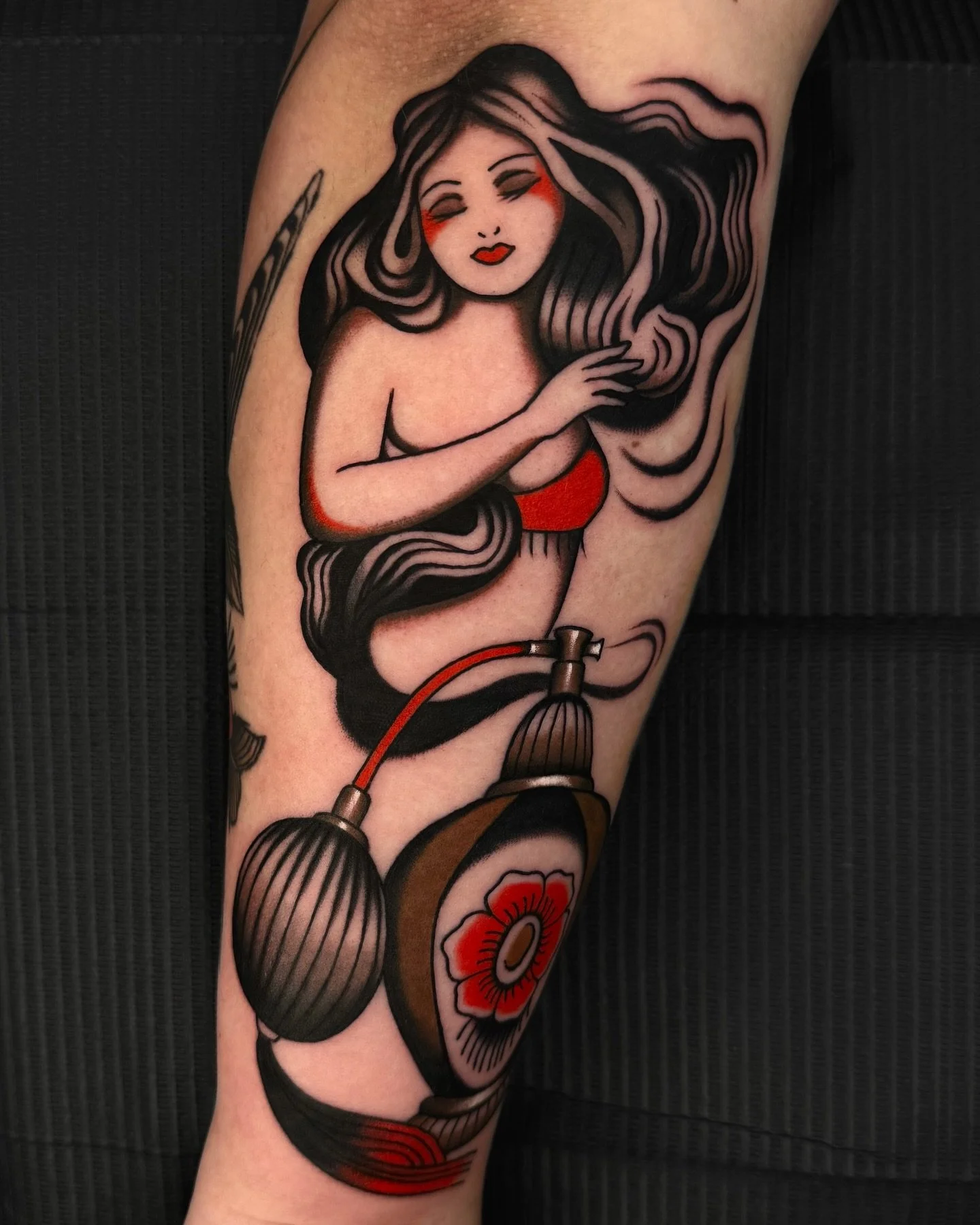 Wrappy little perfume mirage for one of my longtime clients Juliette ꧂  Thank you always 

✵────────&bull;❈&bull;────────✵
✁
#ladytattoo #pinuptattoo #perfumebottletattoo #traditionaltattoo #vintagetattoo #portland #portlandtattoo #oregontattoo #wash