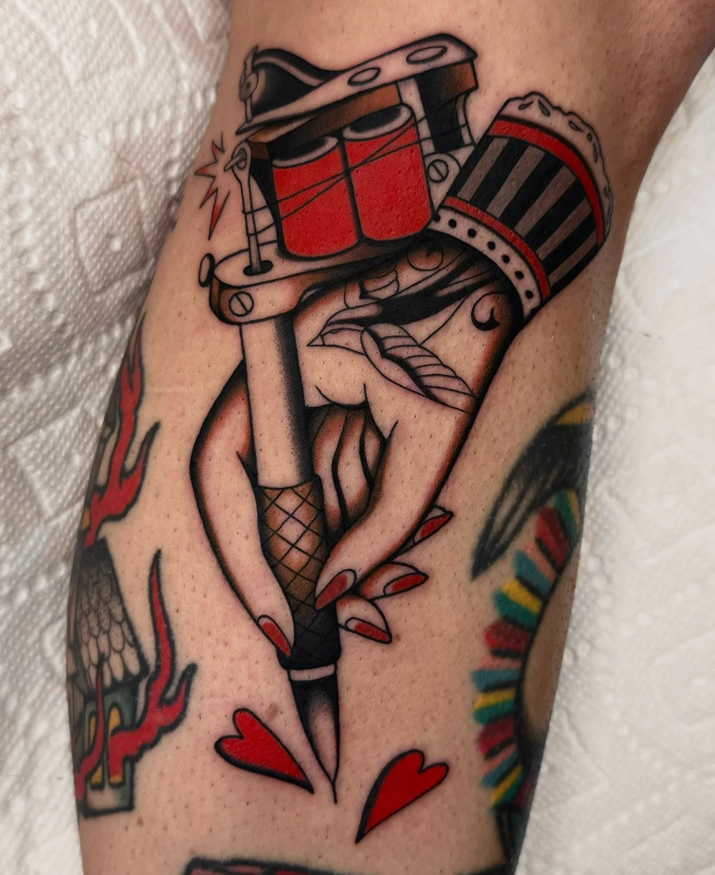 Loyal to the coil (tattooed with a rotary pen machine 💃🏻)
Thanks again Mary, you&rsquo;re a gem!

✵────────&bull;❈&bull;────────✵
✁
#traditionaltattoo #oldschooltattoo #traditionalflash #boldwillhold #tattooflash #oregontattoo #pnwtattoo #portland 