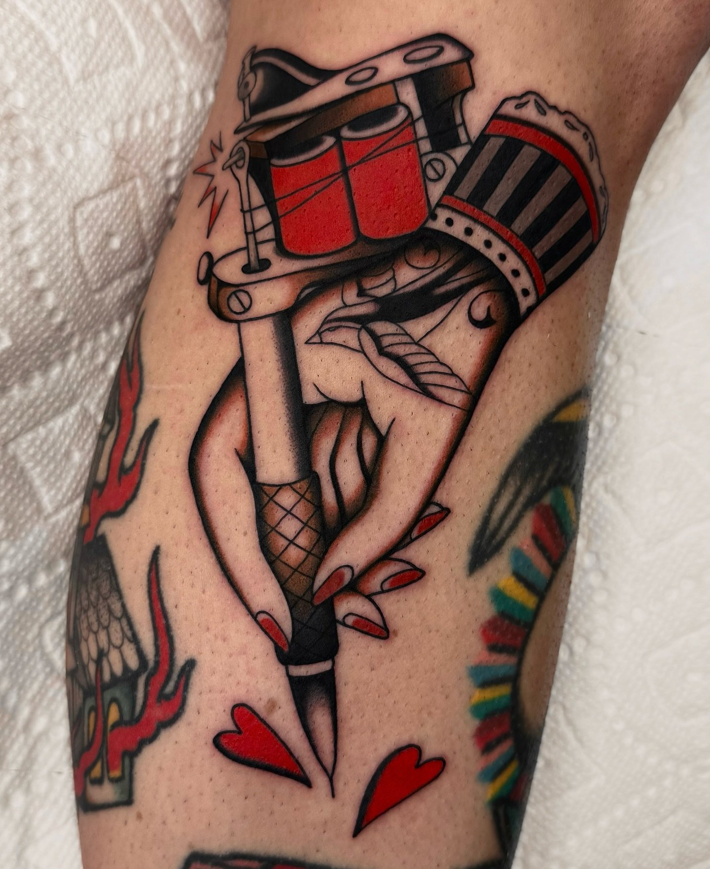 Loyal to the coil (tattooed with a rotary pen machine 💃🏻)
Thanks again Mary, you&rsquo;re a gem

✵────────&bull;❈&bull;────────✵
✁
#traditionaltattoo #oldschooltattoo #traditionalflash #boldwillhold #tattooflash #oregontattoo #pnwtattoo #portland #
