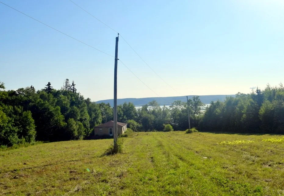 SOLD *** West Lake Ainslie waterfront.......... 229,000