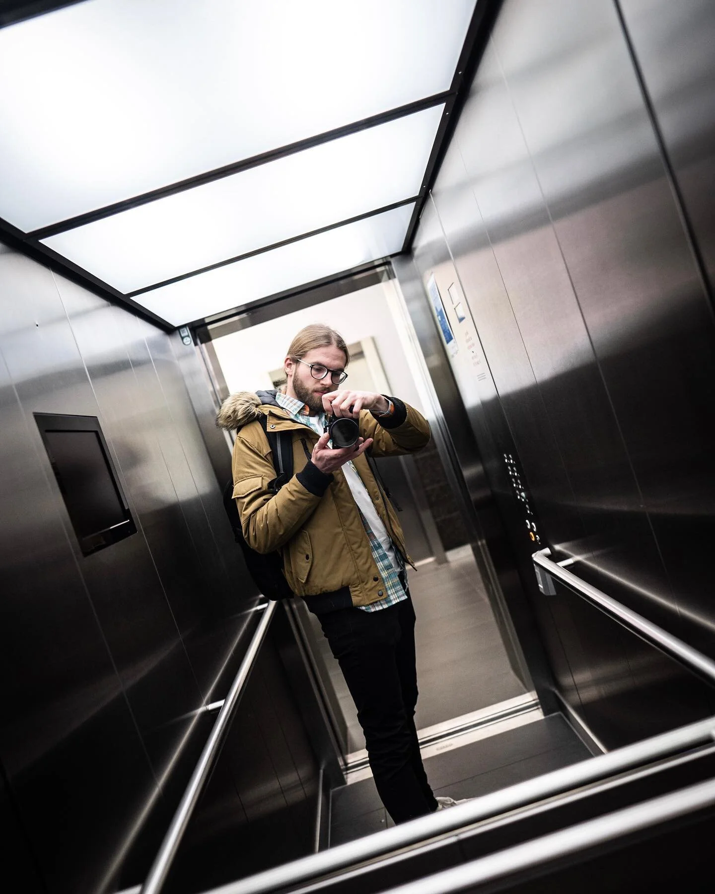 Spiegelselfie🙌🏻

24mm 1.4
Sony a7 III

#sonyphotography #elevatorboys #fotografie #berlincity #cityvibes #wideanglephotography #carphotography #artistlifestyle #phototour #perspektive