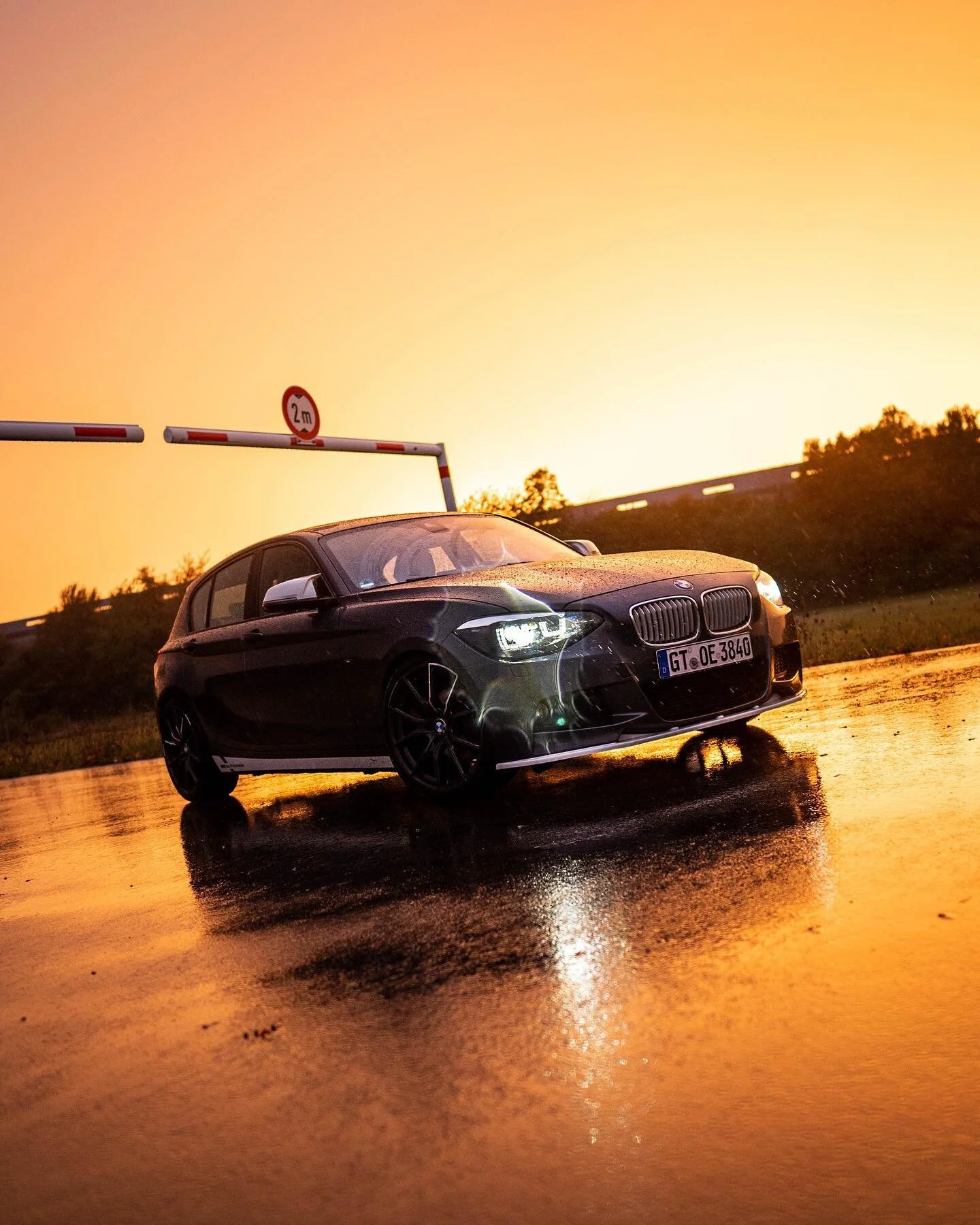 Da isser. Wenn Michael Bay im Regen fotografieren w&uuml;rde&hellip;🙌🏻

Mal wieder ein Foto selbst posten - ungewohnt irgendwie.

📷 Sony A7 III
- 24mm f/1.4 GM

#bmwf20 #bmwphotography #carphotography #sunset #rainyweather #rainysunset #maxtonized