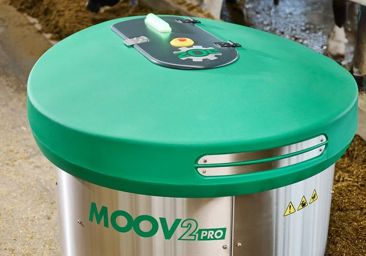 The top of a JOZ Moov 2PRO: green cover, carrying handle and the control panel with its status light and stop button