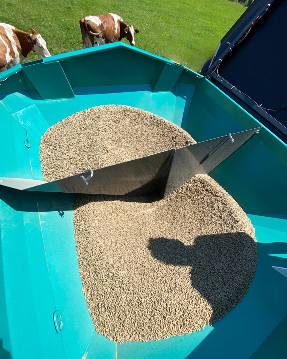 Two different concentrates loaded in the silo of the Hanskamp FeedStation Mobile