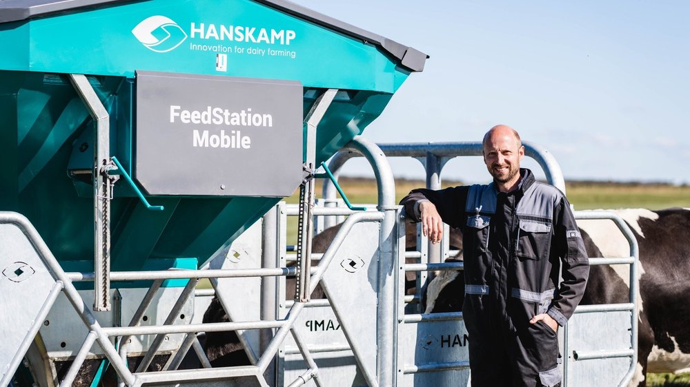 Farmer checking the feeding stations on the Hanskamp FeedStation Mobile in a paddock