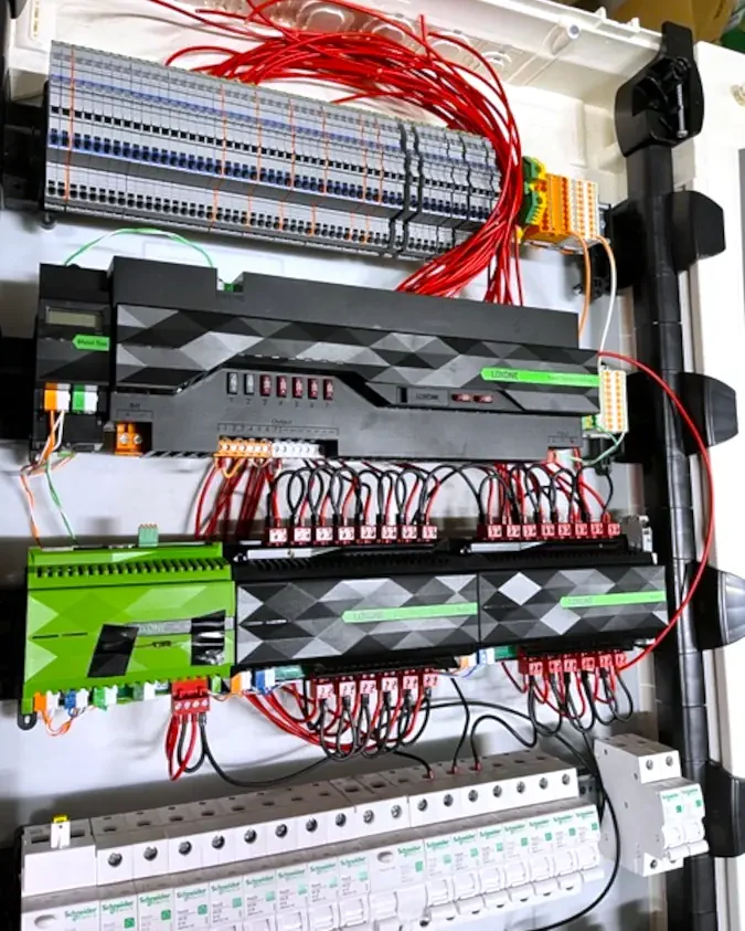 elosztó szekrény Loxone eszközökkel