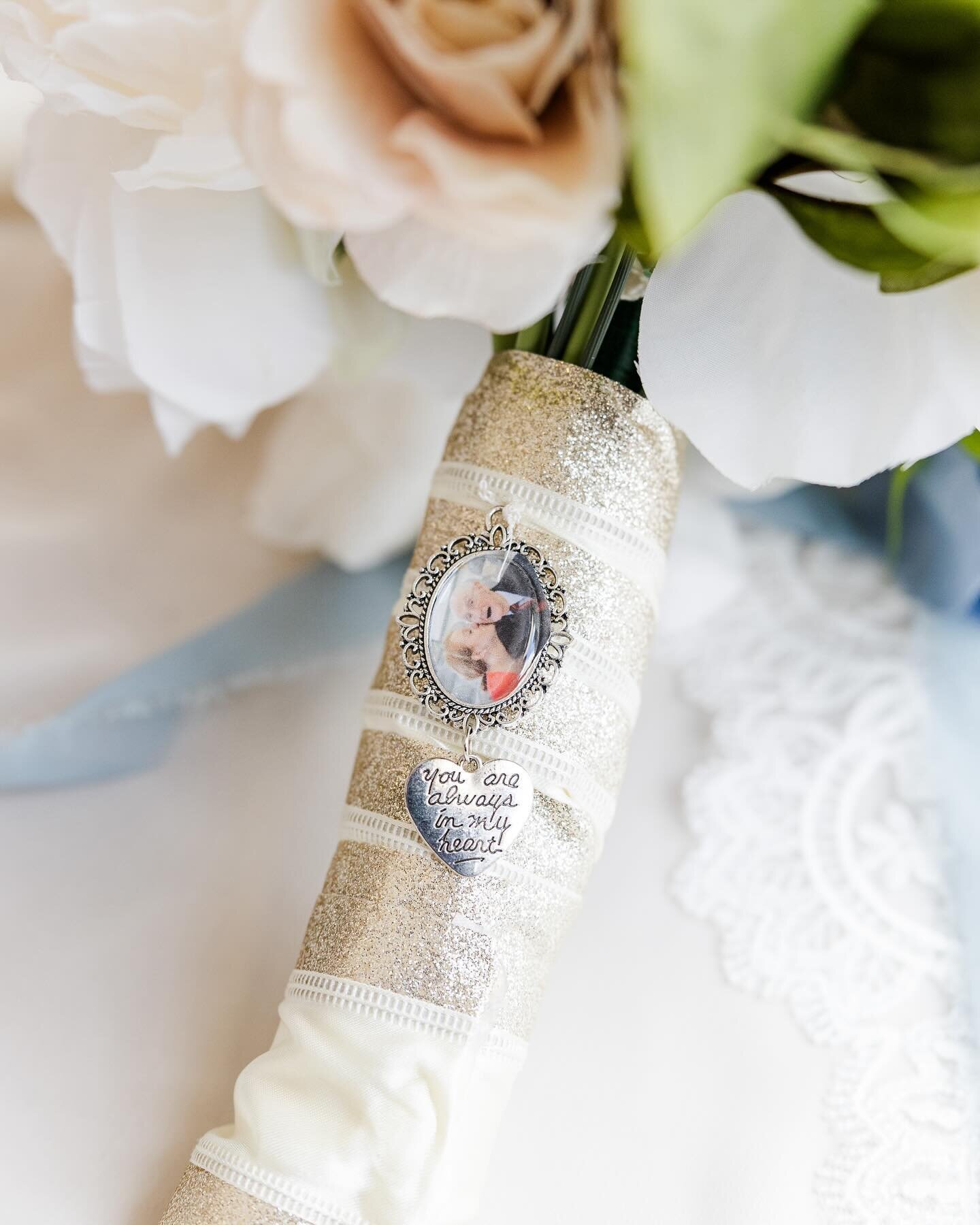 I love photographing details💕it gives me a glimpse of what is important to you and your life. Whether it&rsquo;s a wedding or newborn nursery, detail shots are some of my favorite to get! 

2nd shot for @emilypersonphotography