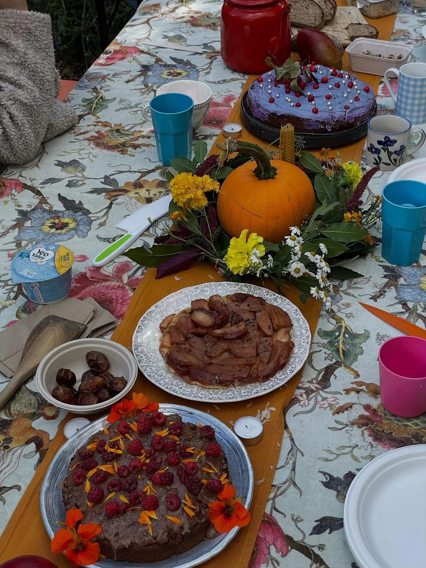 Welcoming Autumn 

🌬️✨☕️🌾🌑🍂🪡🫚🧦🪶🕸️

Such a feast. The creativity of this community knows no bounds. Such love. Thank you @roweeenn + Shilpa for reminding us to gather together and honour this shift of season. It was just what our hearts neede