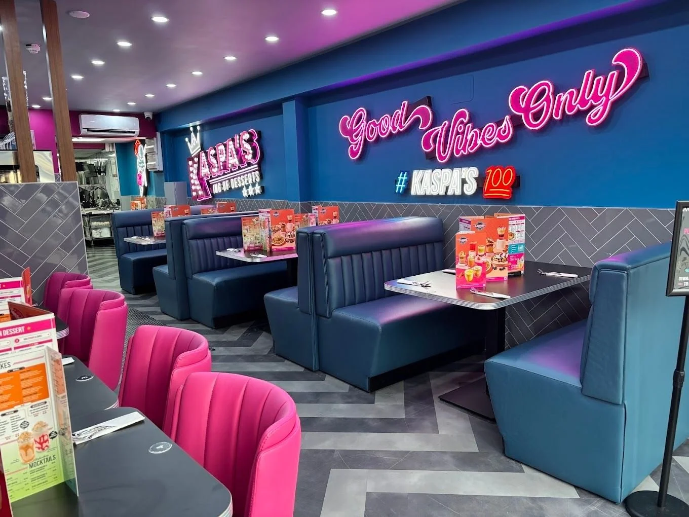 Kaspa's just opened in Gloucester Rd Bristol - squeezing a fully functioning dessert parlour into a very, very tight space!