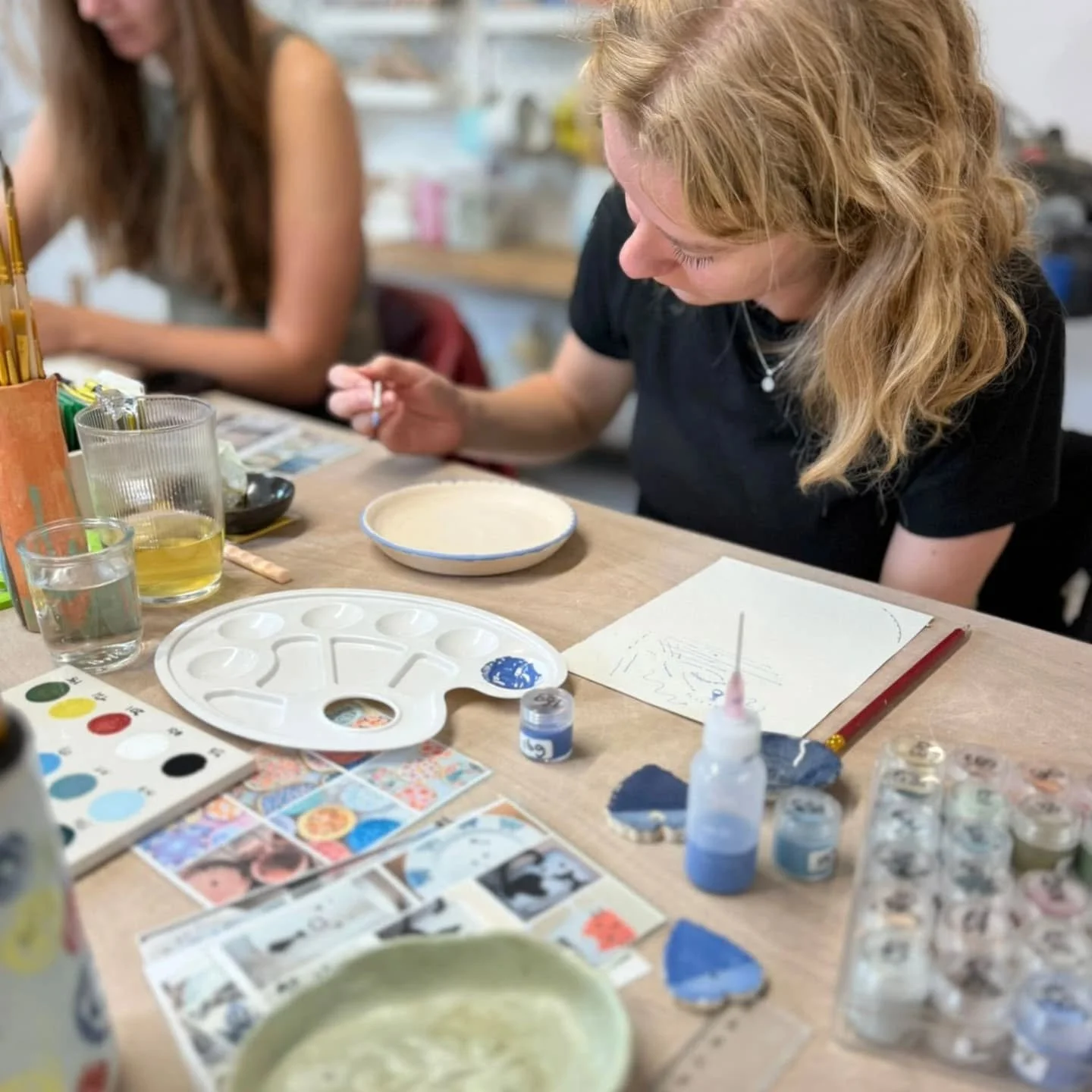Vandaag de verjaardag van @kiki.design.02 gevierd met een superleuke workshop keramiek schilderen bij @ang_elique_keramiek ! Wat een creatieve ochtend 🎂🎨