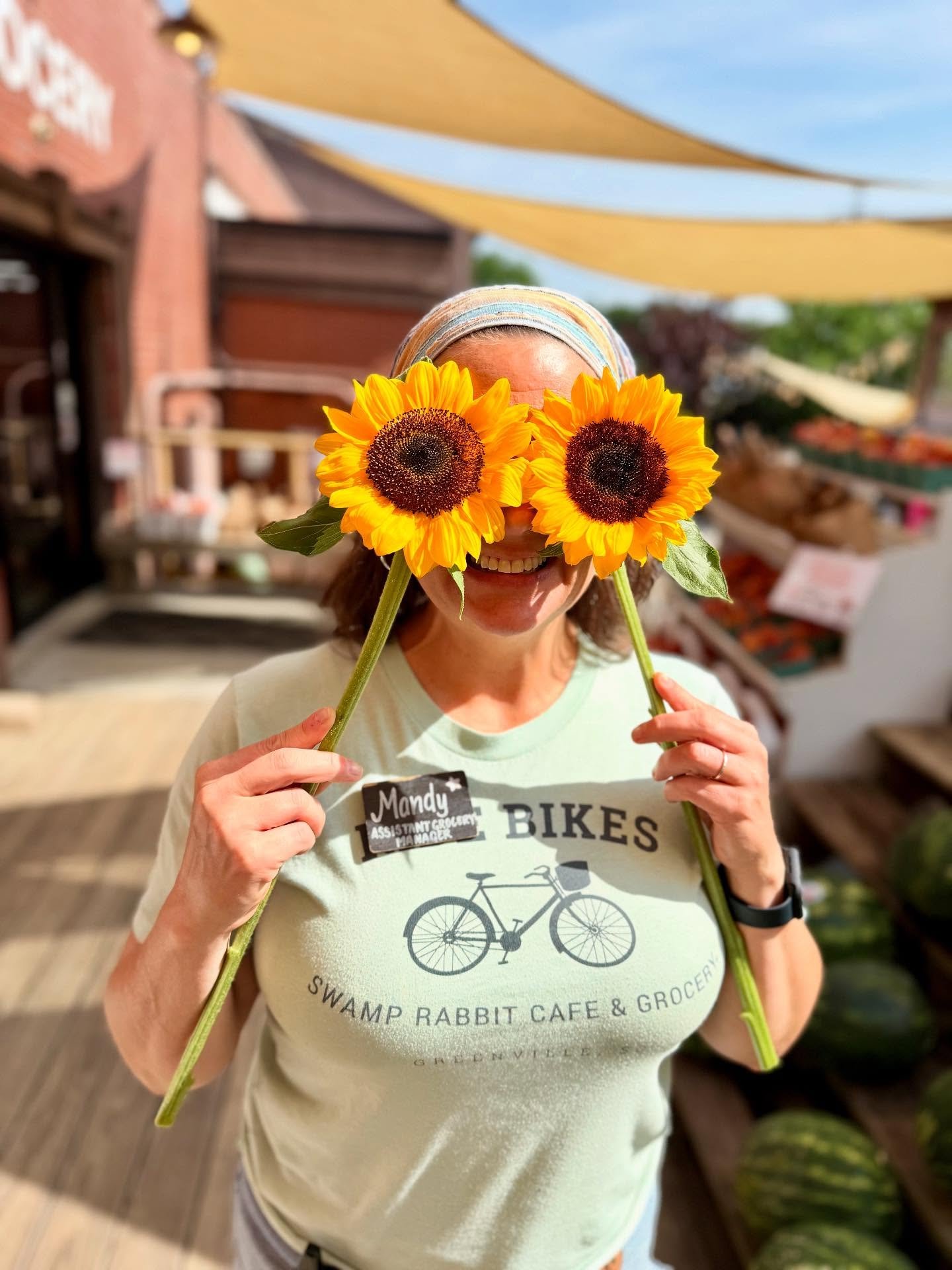 Put on your sunnies and come pick up a bouquet for the weekend! Local beauties from @wetknotfarms just arrived!