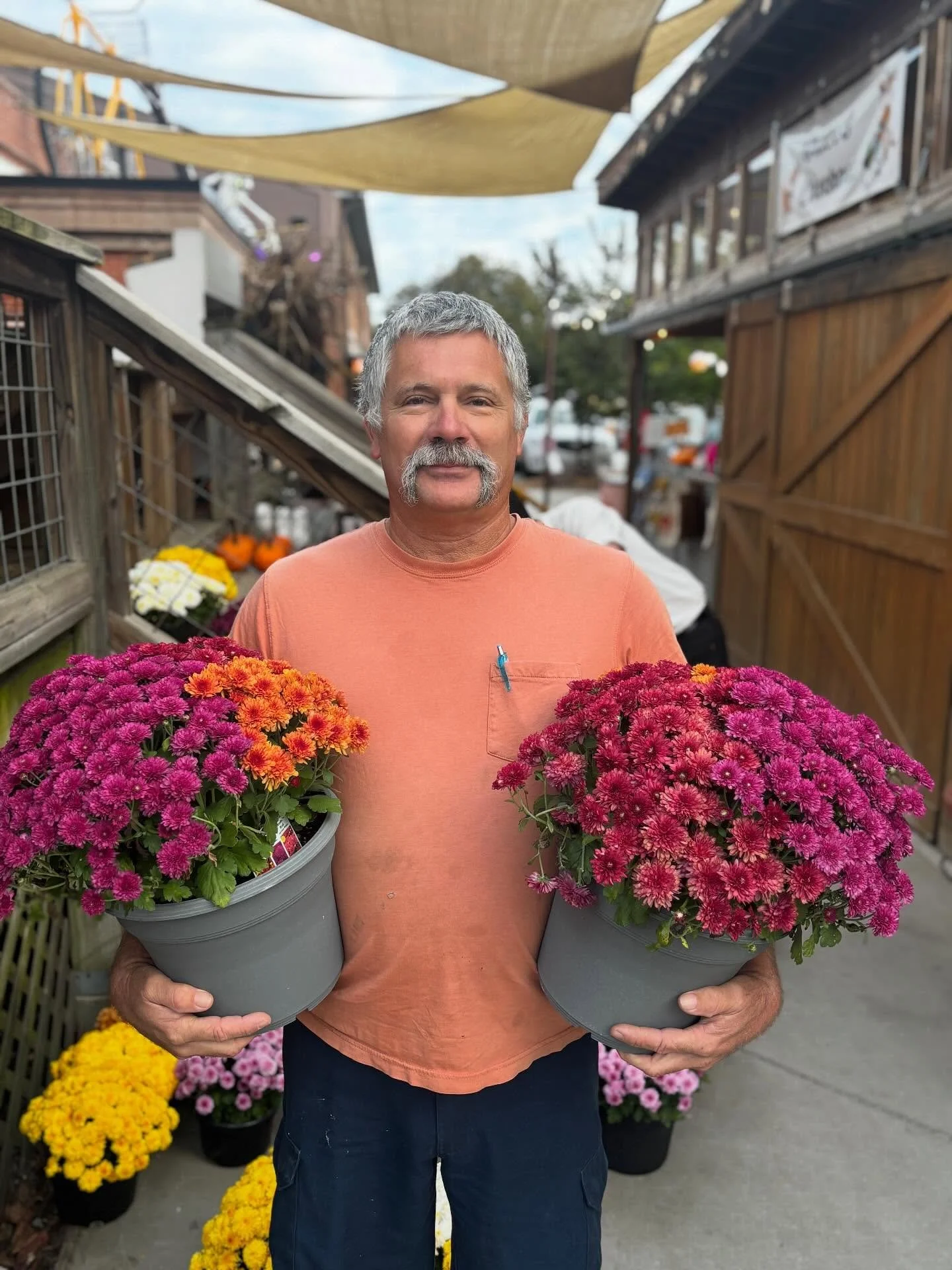 Call your mumsies, we got beautiful multicolor mumsies grown by this guy right here. Thank you @louderbranch_farms !