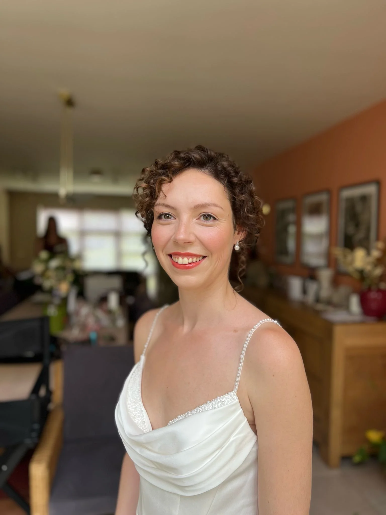 Elise Vanderbruggen is gespecialiseerd in professionele make-up en hairstyling voor bruiden en ondernemers. Tijdloze looks, op maat van jouw verhaal.