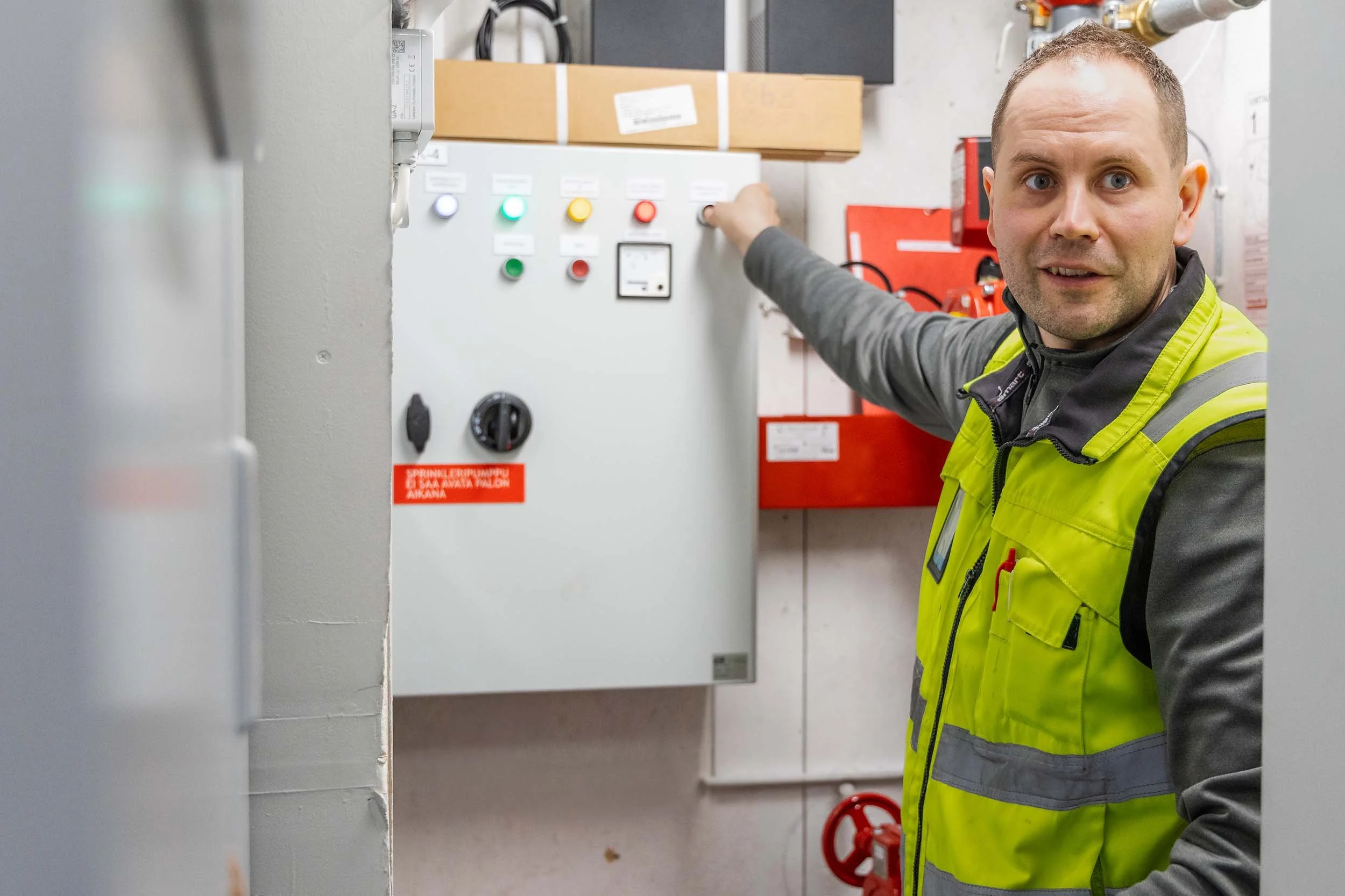 Paloilmoittimen ja automaattisen sammutuslaitteiston määräytyminen kiinteistössä