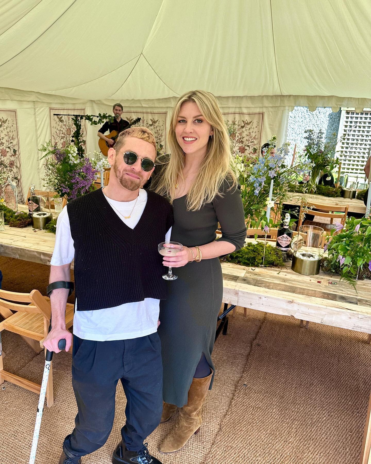 CHEERS TO SPRINGTIME 🌸🍸🌼💗 

Had such a lovely afternoon yesterday with @hendricksgin A very pretty afternoon 🌸🥰🌼