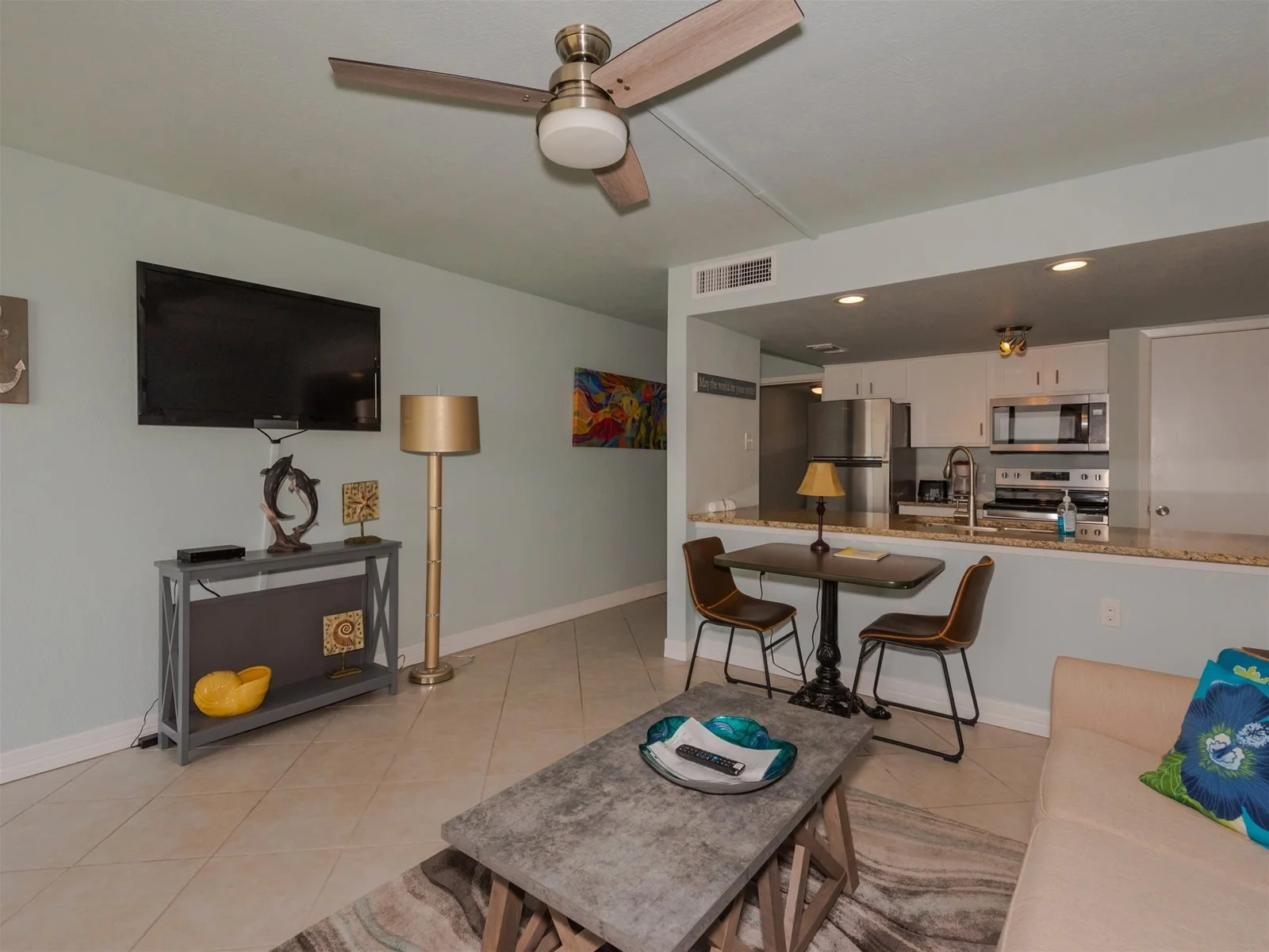 Living room with queen sleeper sofa and bay view windows – Tradewinds condo Rockport