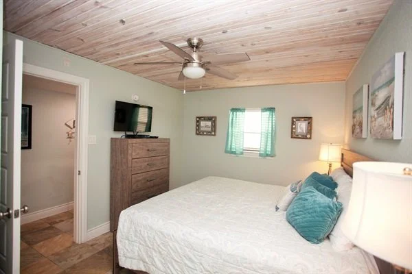 Bedroom002_Laguna-Reef-101_Salty-Pelican_Rockport_019.jpeg